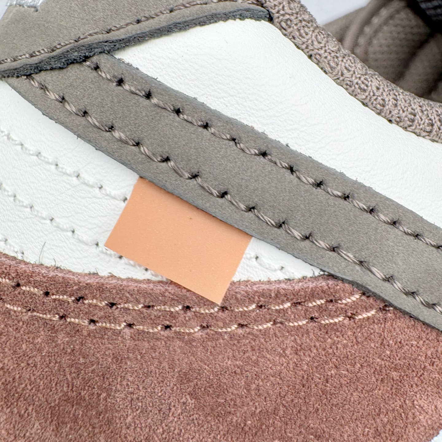 图片[17]-＃YC纯原 NK Dunk Low LABUBU限定IP主题 栗子可可 GW0620-112 此款采用经典 Dunk Low 廓形，搭配 「栗子可可」的独特气质与稀缺属性，甄选优雅栗调翻毛皮革包裹鞋身，如丝滑可可般注入高级质感。深灰 Swoosh 沉稳修饰，后跟巧妙融入 Labubu 标志性元素，打造融合潮流、艺术与收藏价值的诚意之作，穿上即宣告不凡品味。定制系列天花板 无原鞋不开发 全系列得物原鞋一比一校对开发 配色持续更新中 终端对接 优势输出 全套原厂楦头原纸板数据档案倾力打造 原汁原味莞产 极致还原 圈内最强针车工艺 高端零售指定版 广东原厂配套原盒原标 鞋盒分三个尺码段 原厂冲刀 超高清洁度 全鞋零毛边皮料切割 采用原厂百宏鞋带以及原厂百宏织唛舌标 内标可供原厂几率过验 进口原装条纹中底布 四线拉帮白色点胶 原厂拉帮手法遵循公司 原厂电绣 极致还原 尺码：36 36.5 37.5 38 38.5 39 40 40.5 41 42 42.5 43 44 44.5 45 46-选品中心