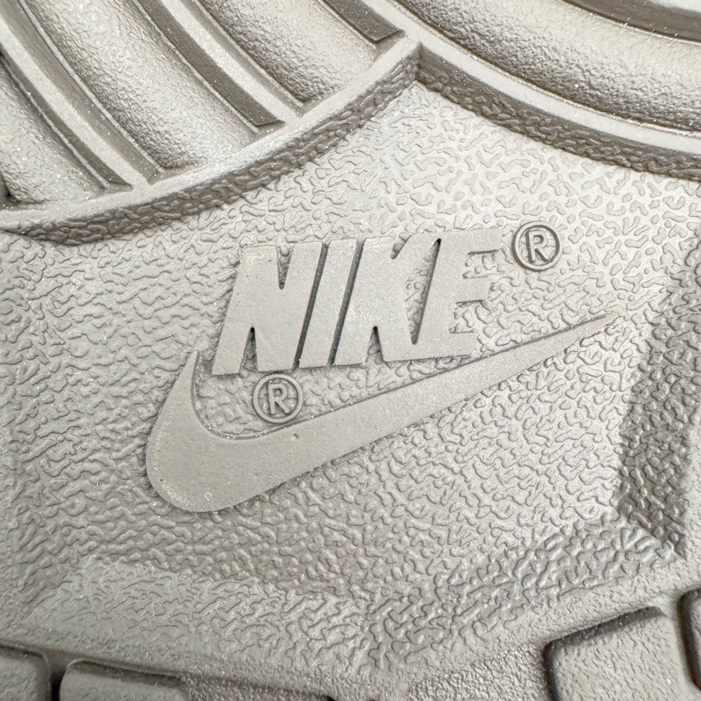 图片[21]-＃YC纯原 NK Dunk Low LABUBU限定IP主题 栗子可可 GW0620-112 此款采用经典 Dunk Low 廓形，搭配 「栗子可可」的独特气质与稀缺属性，甄选优雅栗调翻毛皮革包裹鞋身，如丝滑可可般注入高级质感。深灰 Swoosh 沉稳修饰，后跟巧妙融入 Labubu 标志性元素，打造融合潮流、艺术与收藏价值的诚意之作，穿上即宣告不凡品味。定制系列天花板 无原鞋不开发 全系列得物原鞋一比一校对开发 配色持续更新中 终端对接 优势输出 全套原厂楦头原纸板数据档案倾力打造 原汁原味莞产 极致还原 圈内最强针车工艺 高端零售指定版 广东原厂配套原盒原标 鞋盒分三个尺码段 原厂冲刀 超高清洁度 全鞋零毛边皮料切割 采用原厂百宏鞋带以及原厂百宏织唛舌标 内标可供原厂几率过验 进口原装条纹中底布 四线拉帮白色点胶 原厂拉帮手法遵循公司 原厂电绣 极致还原 尺码：36 36.5 37.5 38 38.5 39 40 40.5 41 42 42.5 43 44 44.5 45 46-选品中心