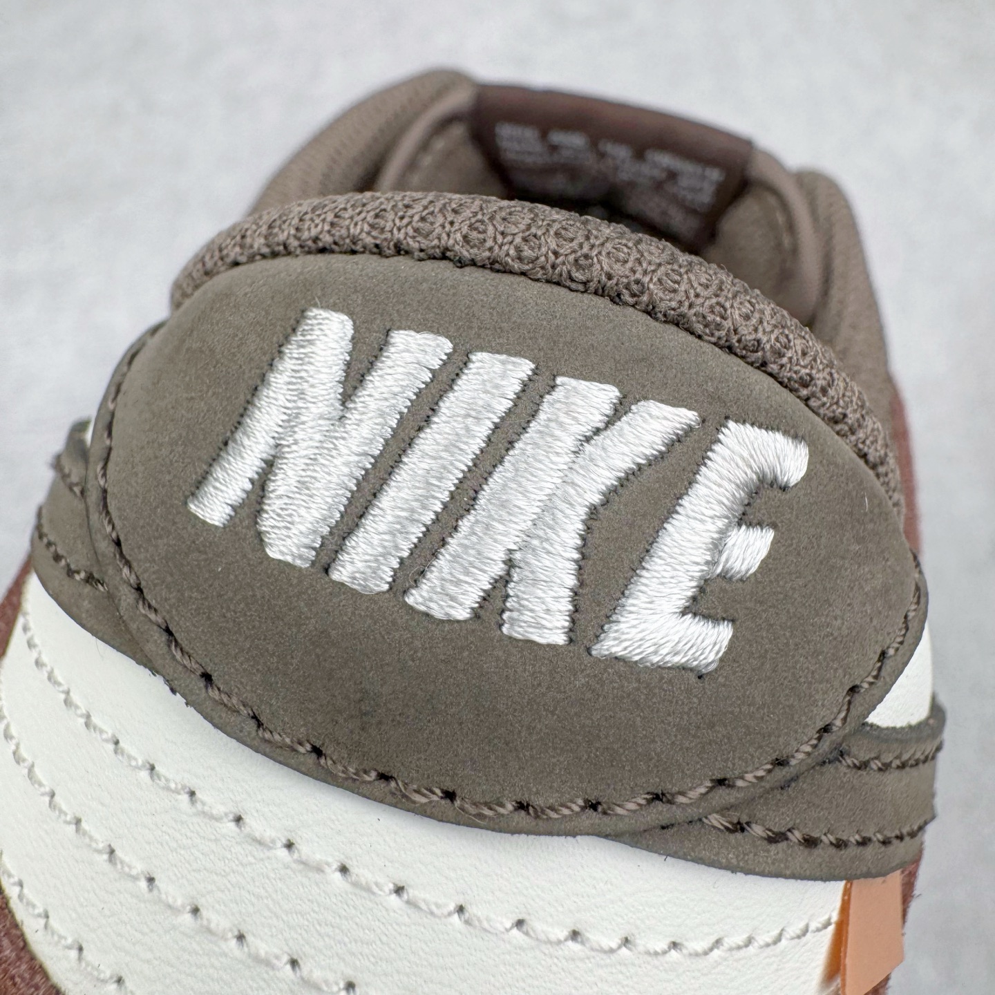 图片[16]-＃YC纯原 NK Dunk Low LABUBU限定IP主题 栗子可可 GW0620-112 此款采用经典 Dunk Low 廓形，搭配 「栗子可可」的独特气质与稀缺属性，甄选优雅栗调翻毛皮革包裹鞋身，如丝滑可可般注入高级质感。深灰 Swoosh 沉稳修饰，后跟巧妙融入 Labubu 标志性元素，打造融合潮流、艺术与收藏价值的诚意之作，穿上即宣告不凡品味。定制系列天花板 无原鞋不开发 全系列得物原鞋一比一校对开发 配色持续更新中 终端对接 优势输出 全套原厂楦头原纸板数据档案倾力打造 原汁原味莞产 极致还原 圈内最强针车工艺 高端零售指定版 广东原厂配套原盒原标 鞋盒分三个尺码段 原厂冲刀 超高清洁度 全鞋零毛边皮料切割 采用原厂百宏鞋带以及原厂百宏织唛舌标 内标可供原厂几率过验 进口原装条纹中底布 四线拉帮白色点胶 原厂拉帮手法遵循公司 原厂电绣 极致还原 尺码：36 36.5 37.5 38 38.5 39 40 40.5 41 42 42.5 43 44 44.5 45 46-选品中心