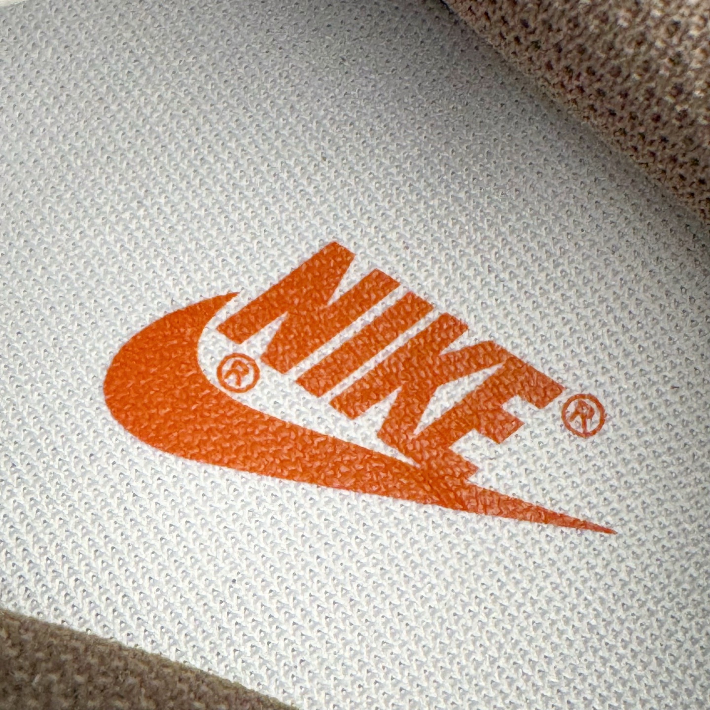 图片[13]-＃YC纯原 NK Dunk Low LABUBU限定IP主题 栗子可可 GW0620-112 此款采用经典 Dunk Low 廓形，搭配 「栗子可可」的独特气质与稀缺属性，甄选优雅栗调翻毛皮革包裹鞋身，如丝滑可可般注入高级质感。深灰 Swoosh 沉稳修饰，后跟巧妙融入 Labubu 标志性元素，打造融合潮流、艺术与收藏价值的诚意之作，穿上即宣告不凡品味。定制系列天花板 无原鞋不开发 全系列得物原鞋一比一校对开发 配色持续更新中 终端对接 优势输出 全套原厂楦头原纸板数据档案倾力打造 原汁原味莞产 极致还原 圈内最强针车工艺 高端零售指定版 广东原厂配套原盒原标 鞋盒分三个尺码段 原厂冲刀 超高清洁度 全鞋零毛边皮料切割 采用原厂百宏鞋带以及原厂百宏织唛舌标 内标可供原厂几率过验 进口原装条纹中底布 四线拉帮白色点胶 原厂拉帮手法遵循公司 原厂电绣 极致还原 尺码：36 36.5 37.5 38 38.5 39 40 40.5 41 42 42.5 43 44 44.5 45 46-选品中心