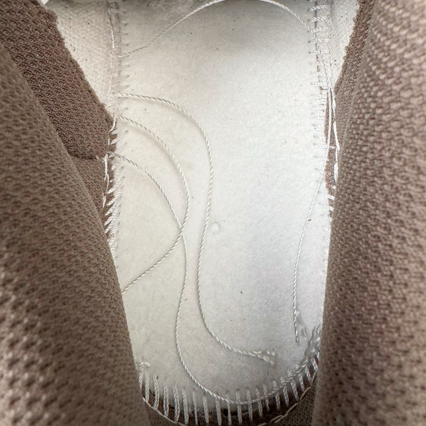 图片[10]-＃YC纯原 NK Dunk Low LABUBU限定IP主题 栗子可可 GW0620-112 此款采用经典 Dunk Low 廓形，搭配 「栗子可可」的独特气质与稀缺属性，甄选优雅栗调翻毛皮革包裹鞋身，如丝滑可可般注入高级质感。深灰 Swoosh 沉稳修饰，后跟巧妙融入 Labubu 标志性元素，打造融合潮流、艺术与收藏价值的诚意之作，穿上即宣告不凡品味。定制系列天花板 无原鞋不开发 全系列得物原鞋一比一校对开发 配色持续更新中 终端对接 优势输出 全套原厂楦头原纸板数据档案倾力打造 原汁原味莞产 极致还原 圈内最强针车工艺 高端零售指定版 广东原厂配套原盒原标 鞋盒分三个尺码段 原厂冲刀 超高清洁度 全鞋零毛边皮料切割 采用原厂百宏鞋带以及原厂百宏织唛舌标 内标可供原厂几率过验 进口原装条纹中底布 四线拉帮白色点胶 原厂拉帮手法遵循公司 原厂电绣 极致还原 尺码：36 36.5 37.5 38 38.5 39 40 40.5 41 42 42.5 43 44 44.5 45 46-选品中心