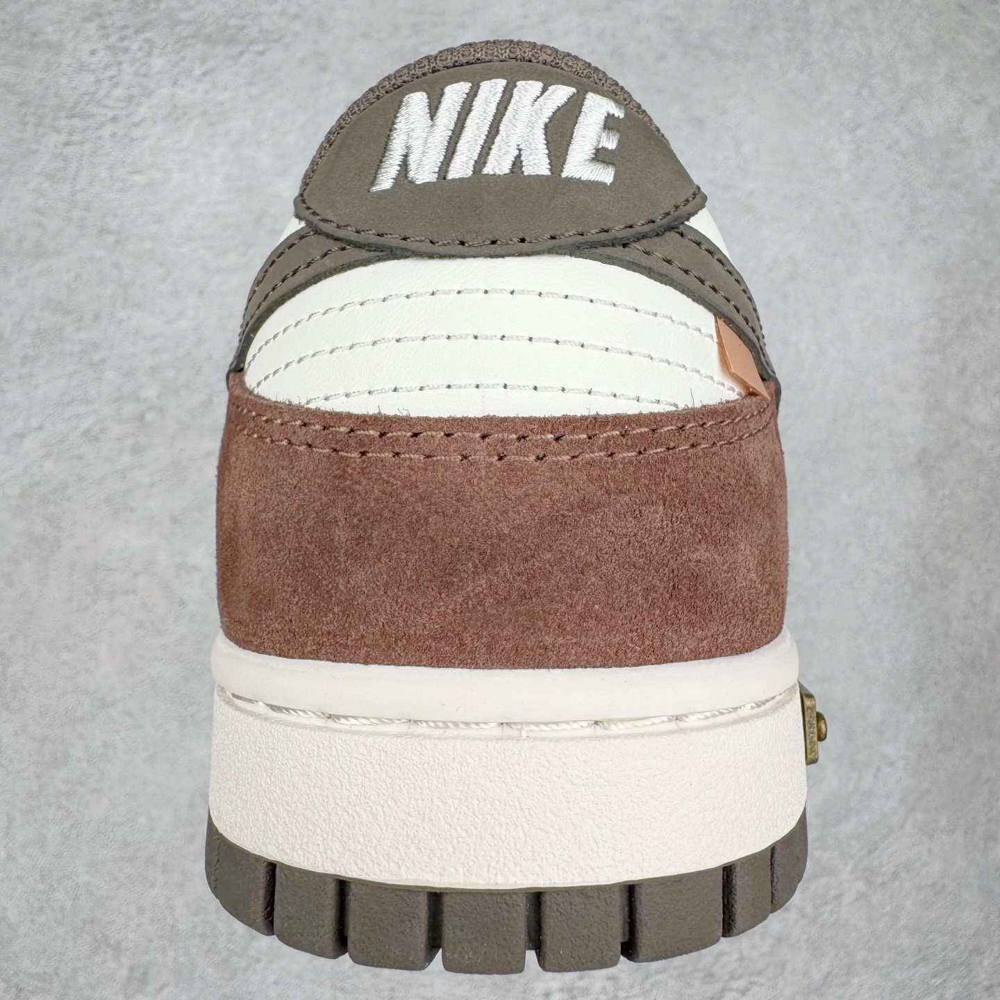 图片[8]-＃YC纯原 NK Dunk Low LABUBU限定IP主题 栗子可可 GW0620-112 此款采用经典 Dunk Low 廓形，搭配 「栗子可可」的独特气质与稀缺属性，甄选优雅栗调翻毛皮革包裹鞋身，如丝滑可可般注入高级质感。深灰 Swoosh 沉稳修饰，后跟巧妙融入 Labubu 标志性元素，打造融合潮流、艺术与收藏价值的诚意之作，穿上即宣告不凡品味。定制系列天花板 无原鞋不开发 全系列得物原鞋一比一校对开发 配色持续更新中 终端对接 优势输出 全套原厂楦头原纸板数据档案倾力打造 原汁原味莞产 极致还原 圈内最强针车工艺 高端零售指定版 广东原厂配套原盒原标 鞋盒分三个尺码段 原厂冲刀 超高清洁度 全鞋零毛边皮料切割 采用原厂百宏鞋带以及原厂百宏织唛舌标 内标可供原厂几率过验 进口原装条纹中底布 四线拉帮白色点胶 原厂拉帮手法遵循公司 原厂电绣 极致还原 尺码：36 36.5 37.5 38 38.5 39 40 40.5 41 42 42.5 43 44 44.5 45 46-选品中心