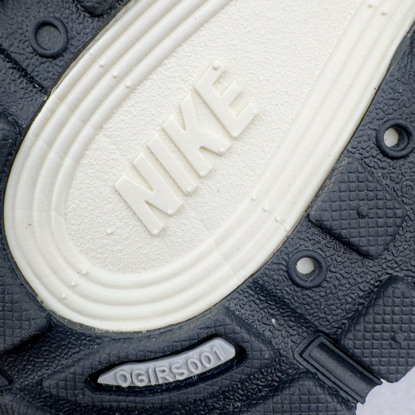 图片[21]-＃CS纯原 NK P-6000 系列低帮复古老爹风休闲运动舒适慢跑鞋 CD6404-105 购入原鞋原装纸板楦头开发 独家私模四层组合大底 市场唯一正确版本 良心定价 新配色陆续出货 进口三文治网面 融合 Pegasus 过往运动鞋设计 助力 21 世纪早期跑步运动跃升时尚新高度 采用透气网眼布、运动风格线条和耐穿覆面 兼具吸睛外观和舒适感受 中底泡绵以田径赛道为灵感 打造厚实设计 缔造出众缓震性能 尺码：36 36.5 37.5 38 38.5 39 40 40.5 41 42 42.5 43 44 44.5 45-选品中心