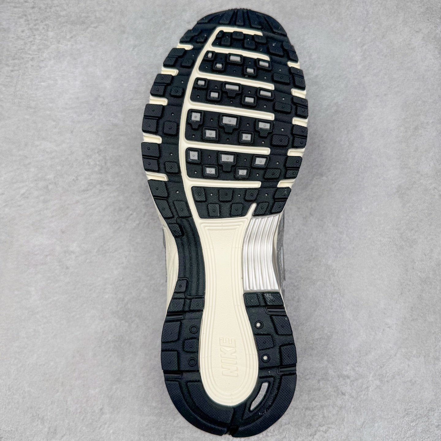 图片[9]-＃CS纯原 NK P-6000 系列低帮复古老爹风休闲运动舒适慢跑鞋 CD6404-105 购入原鞋原装纸板楦头开发 独家私模四层组合大底 市场唯一正确版本 良心定价 新配色陆续出货 进口三文治网面 融合 Pegasus 过往运动鞋设计 助力 21 世纪早期跑步运动跃升时尚新高度 采用透气网眼布、运动风格线条和耐穿覆面 兼具吸睛外观和舒适感受 中底泡绵以田径赛道为灵感 打造厚实设计 缔造出众缓震性能 尺码：36 36.5 37.5 38 38.5 39 40 40.5 41 42 42.5 43 44 44.5 45-选品中心