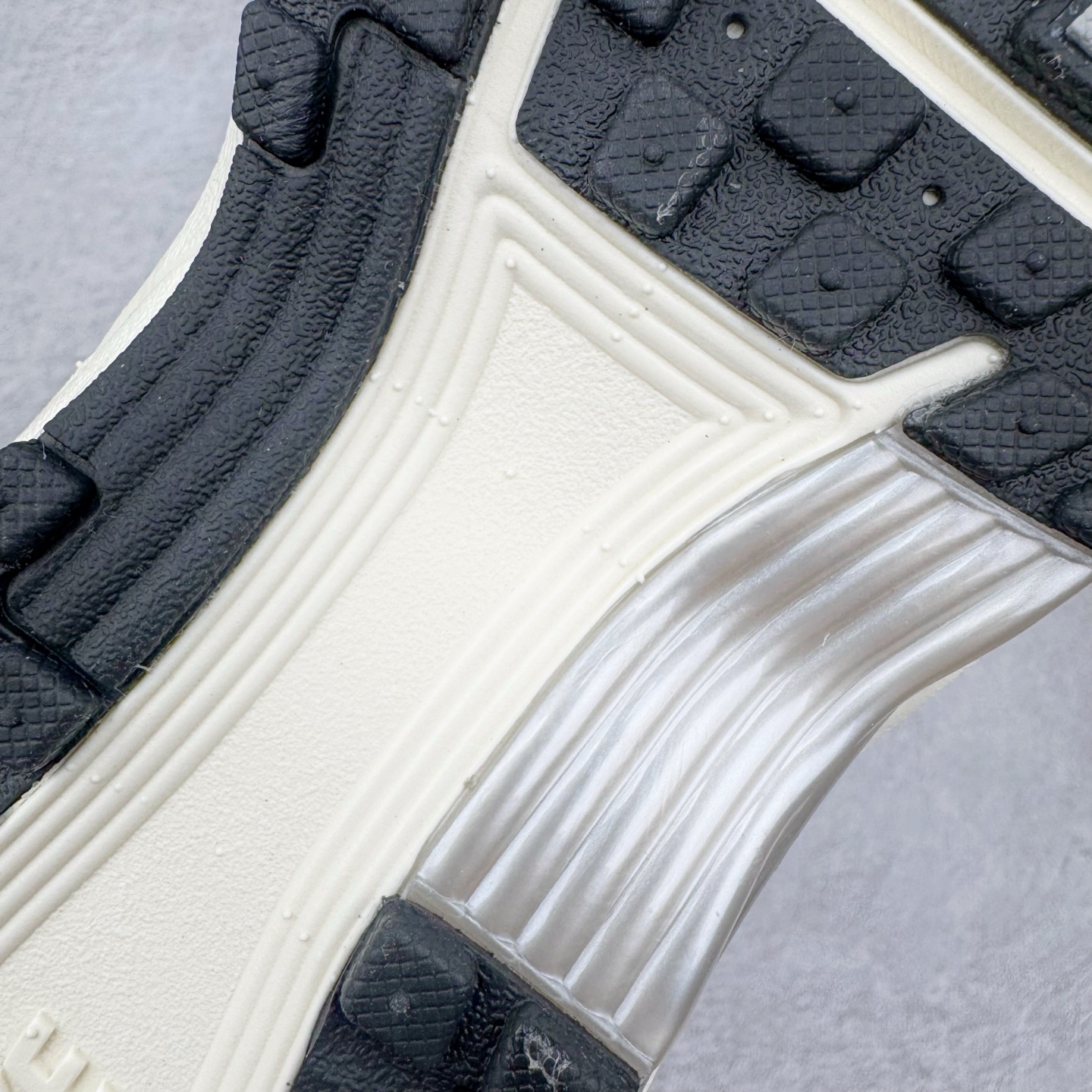 图片[20]-＃CS纯原 NK P-6000 系列低帮复古老爹风休闲运动舒适慢跑鞋 CD6404-105 购入原鞋原装纸板楦头开发 独家私模四层组合大底 市场唯一正确版本 良心定价 新配色陆续出货 进口三文治网面 融合 Pegasus 过往运动鞋设计 助力 21 世纪早期跑步运动跃升时尚新高度 采用透气网眼布、运动风格线条和耐穿覆面 兼具吸睛外观和舒适感受 中底泡绵以田径赛道为灵感 打造厚实设计 缔造出众缓震性能 尺码：36 36.5 37.5 38 38.5 39 40 40.5 41 42 42.5 43 44 44.5 45-选品中心