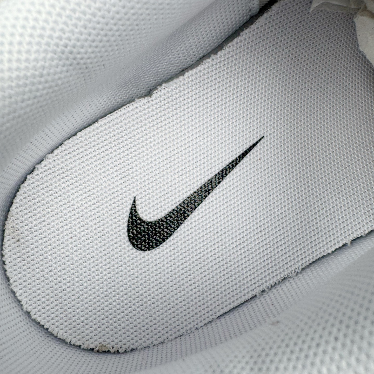 图片[13]-＃CS纯原 NK P-6000 系列低帮复古老爹风休闲运动舒适慢跑鞋 CD6404-105 购入原鞋原装纸板楦头开发 独家私模四层组合大底 市场唯一正确版本 良心定价 新配色陆续出货 进口三文治网面 融合 Pegasus 过往运动鞋设计 助力 21 世纪早期跑步运动跃升时尚新高度 采用透气网眼布、运动风格线条和耐穿覆面 兼具吸睛外观和舒适感受 中底泡绵以田径赛道为灵感 打造厚实设计 缔造出众缓震性能 尺码：36 36.5 37.5 38 38.5 39 40 40.5 41 42 42.5 43 44 44.5 45-选品中心