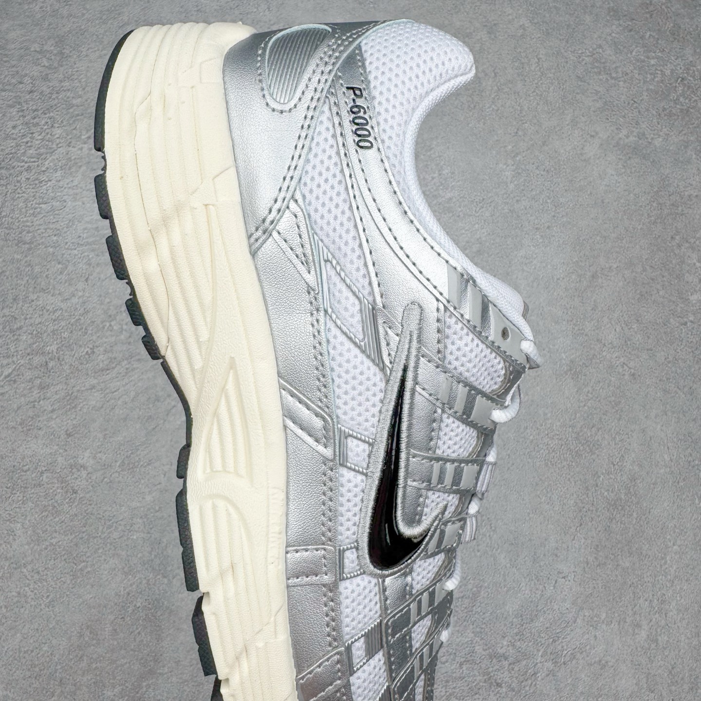 图片[6]-＃CS纯原 NK P-6000 系列低帮复古老爹风休闲运动舒适慢跑鞋 CD6404-105 购入原鞋原装纸板楦头开发 独家私模四层组合大底 市场唯一正确版本 良心定价 新配色陆续出货 进口三文治网面 融合 Pegasus 过往运动鞋设计 助力 21 世纪早期跑步运动跃升时尚新高度 采用透气网眼布、运动风格线条和耐穿覆面 兼具吸睛外观和舒适感受 中底泡绵以田径赛道为灵感 打造厚实设计 缔造出众缓震性能 尺码：36 36.5 37.5 38 38.5 39 40 40.5 41 42 42.5 43 44 44.5 45-选品中心