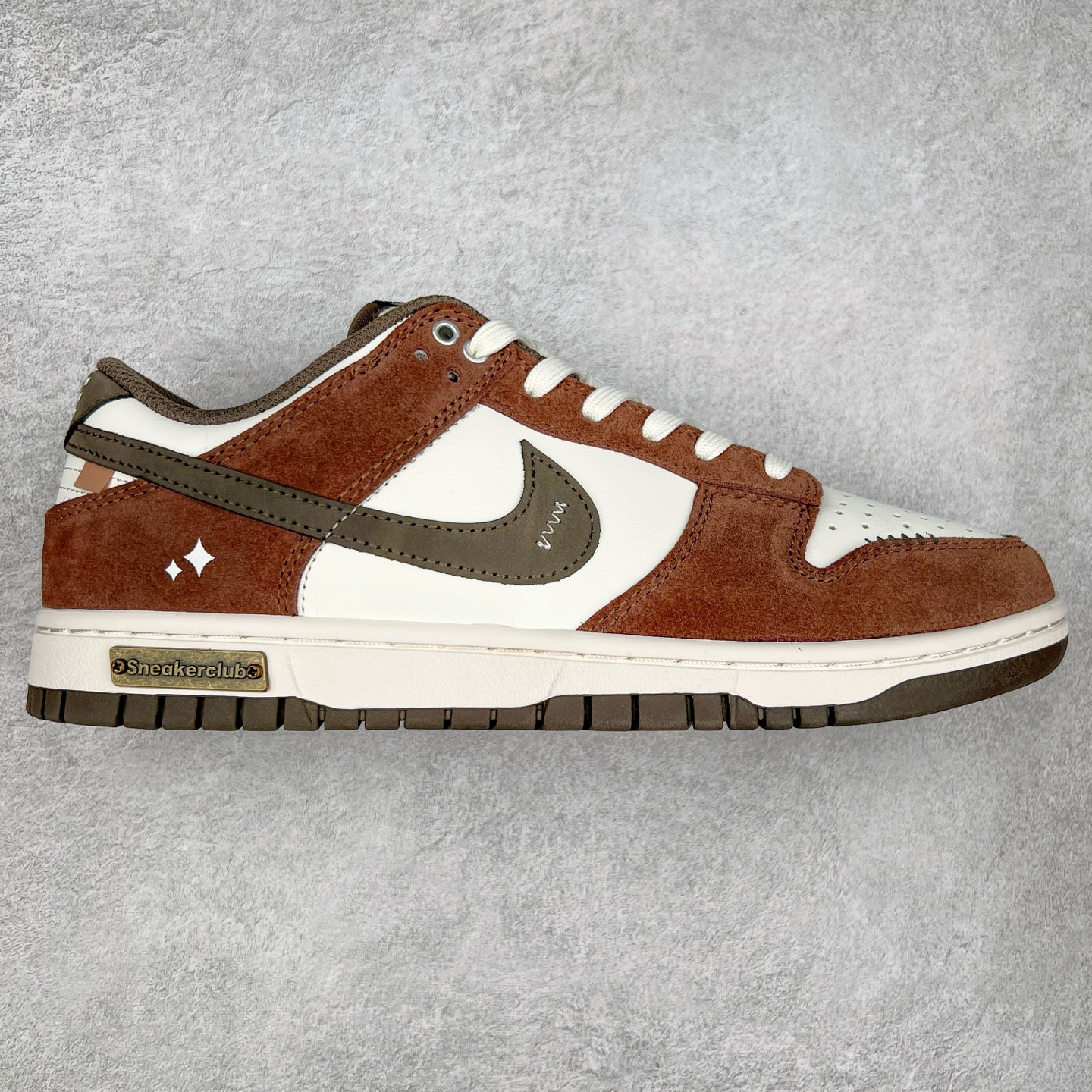 ＃YC纯原 NK Dunk Low LABUBU限定IP主题 栗子可可 GW0620-112 此款采用经典 Dunk Low 廓形，搭配 「栗子可可」的独特气质与稀缺属性，甄选优雅栗调翻毛皮革包裹鞋身，如丝滑可可般注入高级质感。深灰 Swoosh 沉稳修饰，后跟巧妙融入 Labubu 标志性元素，打造融合潮流、艺术与收藏价值的诚意之作，穿上即宣告不凡品味。定制系列天花板 无原鞋不开发 全系列得物原鞋一比一校对开发 配色持续更新中 终端对接 优势输出 全套原厂楦头原纸板数据档案倾力打造 原汁原味莞产 极致还原 圈内最强针车工艺 高端零售指定版 广东原厂配套原盒原标 鞋盒分三个尺码段 原厂冲刀 超高清洁度 全鞋零毛边皮料切割 采用原厂百宏鞋带以及原厂百宏织唛舌标 内标可供原厂几率过验 进口原装条纹中底布 四线拉帮白色点胶 原厂拉帮手法遵循公司 原厂电绣 极致还原 尺码：36 36.5 37.5 38 38.5 39 40 40.5 41 42 42.5 43 44 44.5 45 46-选品中心