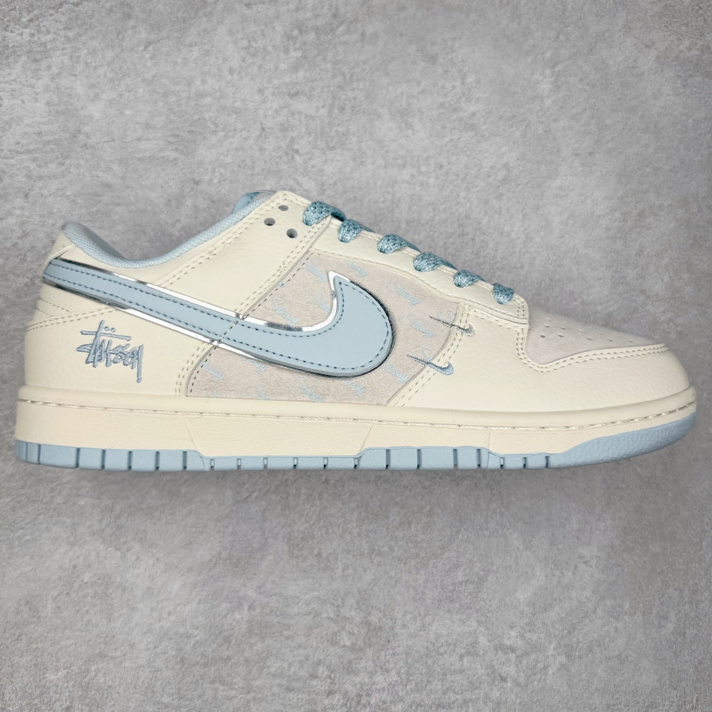 NK Dunk Low 定制配色 XY2026-101 大厂出品 极力推荐 原装头层材料 独家版型蒸餾加工帶來的是更好的视觉和脚感体验大厂纯原品质出货 清洁度 电绣工艺 皮料切割干净无任何毛边 细节完美 实拍调校N版已经零色差零失真 百分百还原实物色彩所见即所得 不存在货不对板色差等低级问题 选购参考实物拍摄 不混卖不参货 只用心做好货严格选品 承诺混一赔十 尺码：36 36.5 37.5 38 38.5 39 40 40.5 41 42 42.5 43 44 44.5 45-选品中心