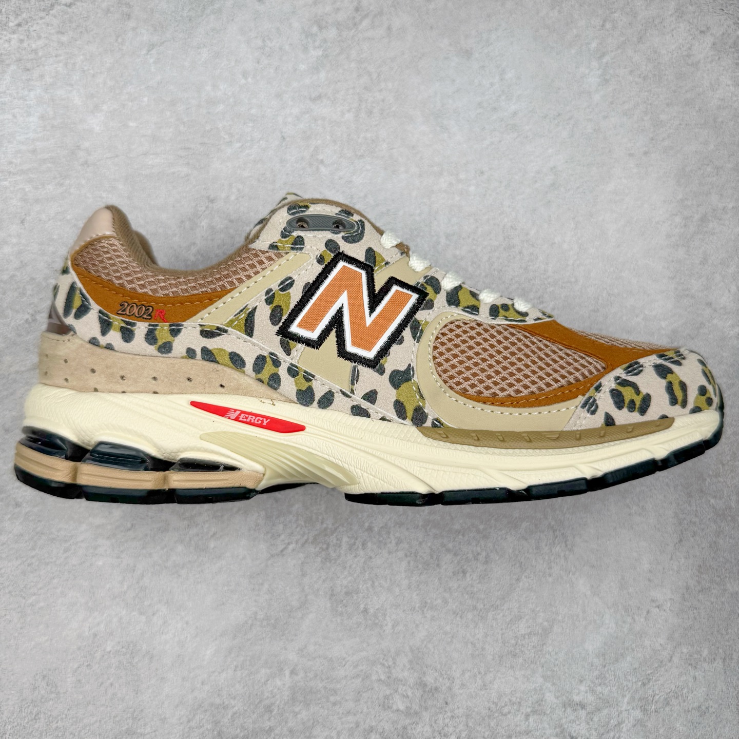 New Balance 2002R NB2002 男女休闲慢跑鞋 必备的时髦单品之一 最新出的2002R系列 这款延续了经典科技 升级版N-ERGY缓震物料机能与材质上脚太舒适了 鞋面的柔软麂皮搭配尼龙网布 特别透气而且还复古感 不管是搭配牛仔裤还工装裤都是百搭！小红书众多博主上脚推荐！尺码：36 36.5 37.5 38 38.5 39.5 40 40.5 41 42 42.5 43 44 45-选品中心