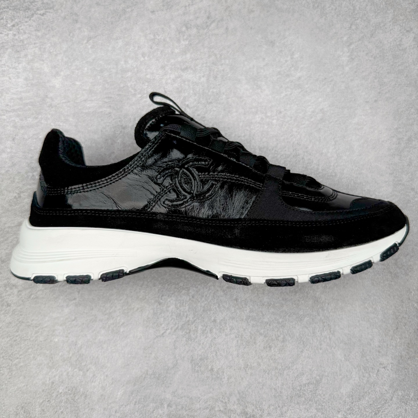 Chanel香奈儿 25ss 春夏新款专柜顶级休闲款运动鞋 这款经典设计 鞋面多种工艺电绣的风格；大底却时尚运动；不平凡的拥入了多种配色元素多元化混搭非常好看百搭，休闲，时尚，运动，户外都能兼顾 鞋面采用： 原版进口高丝光牛反绒+进口混种羊皮 内里采用： 原版进口透气网 大底：原版独家开模+TPU组合大底 尺码：35-40-选品中心