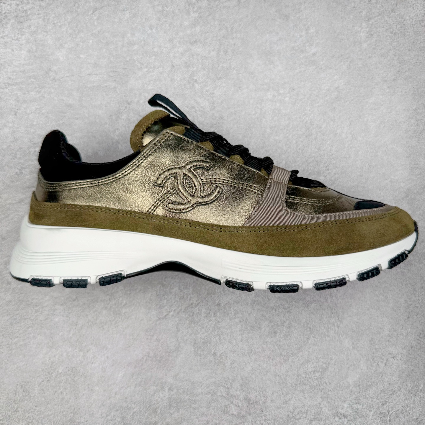 Chanel香奈儿 25ss 春夏新款专柜顶级休闲款运动鞋 这款经典设计 鞋面多种工艺电绣的风格;大底却时尚运动;不平凡的拥入了多种配色元素多元化混搭非常好看百搭,休闲,时尚,运动,户外都能兼顾 鞋面采用: 原版进口高丝光牛反绒+进口混种羊皮 内里采用: 原版进口透气网 大底:原版独家开模+TPU组合大底 尺码:35-40-选品中心