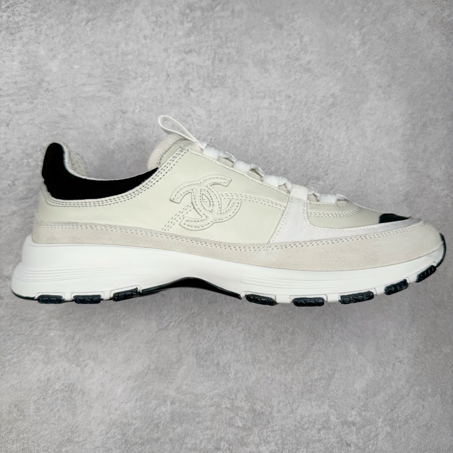 Chanel香奈儿 25ss 春夏新款专柜顶级休闲款运动鞋 这款经典设计 鞋面多种工艺电绣的风格;大底却时尚运动;不平凡的拥入了多种配色元素多元化混搭非常好看百搭,休闲,时尚,运动,户外都能兼顾 鞋面采用: 原版进口高丝光牛反绒+进口混种羊皮 内里采用: 原版进口透气网 大底:原版独家开模+TPU组合大底 尺码:35-40-选品中心