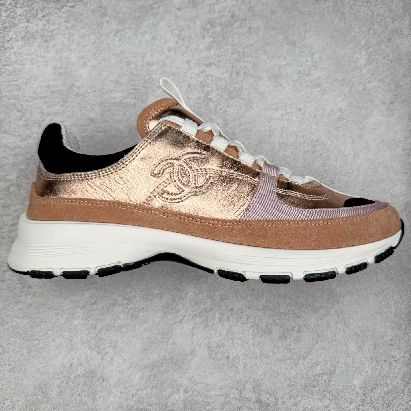 Chanel香奈儿 25ss 春夏新款专柜顶级休闲款运动鞋 这款经典设计 鞋面多种工艺电绣的风格；大底却时尚运动；不平凡的拥入了多种配色元素多元化混搭非常好看百搭，休闲，时尚，运动，户外都能兼顾 鞋面采用： 原版进口高丝光牛反绒+进口混种羊皮 内里采用： 原版进口透气网 大底：原版独家开模+TPU组合大底 尺码：35-40-选品中心