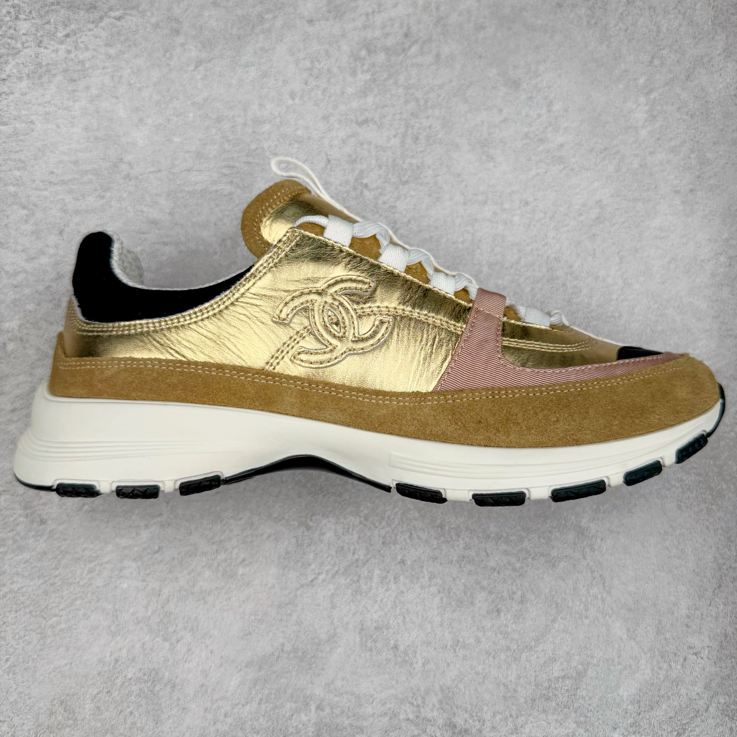 Chanel香奈儿 25ss 春夏新款专柜顶级休闲款运动鞋 这款经典设计 鞋面多种工艺电绣的风格；大底却时尚运动；不平凡的拥入了多种配色元素多元化混搭非常好看百搭，休闲，时尚，运动，户外都能兼顾 鞋面采用： 原版进口高丝光牛反绒+进口混种羊皮 内里采用： 原版进口透气网 大底：原版独家开模+TPU组合大底 尺码：35-40-选品中心