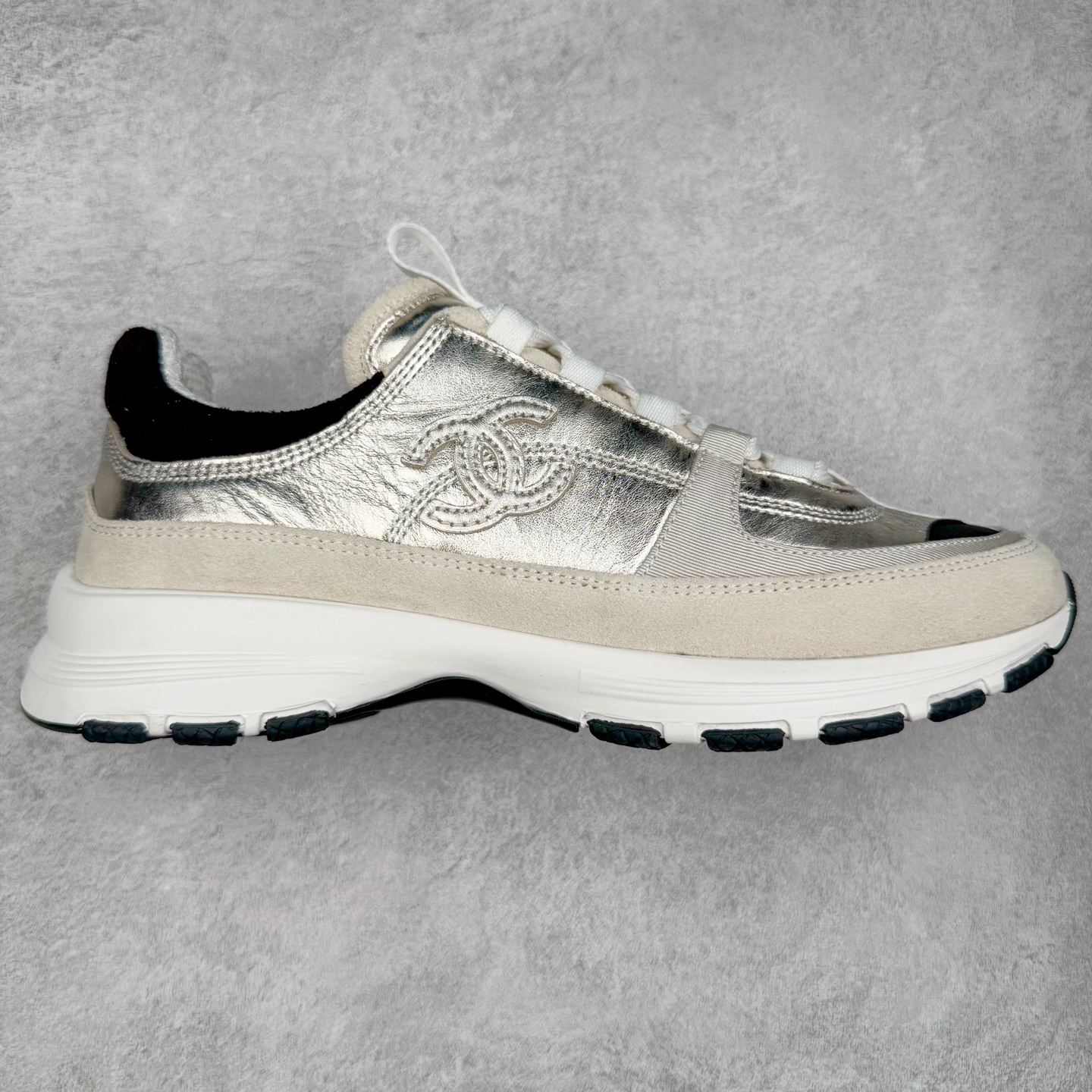 Chanel香奈儿 25ss 春夏新款专柜顶级休闲款运动鞋 这款经典设计 鞋面多种工艺电绣的风格;大底却时尚运动;不平凡的拥入了多种配色元素多元化混搭非常好看百搭,休闲,时尚,运动,户外都能兼顾 鞋面采用: 原版进口高丝光牛反绒+进口混种羊皮 内里采用: 原版进口透气网 大底:原版独家开模+TPU组合大底 尺码:35-40-选品中心