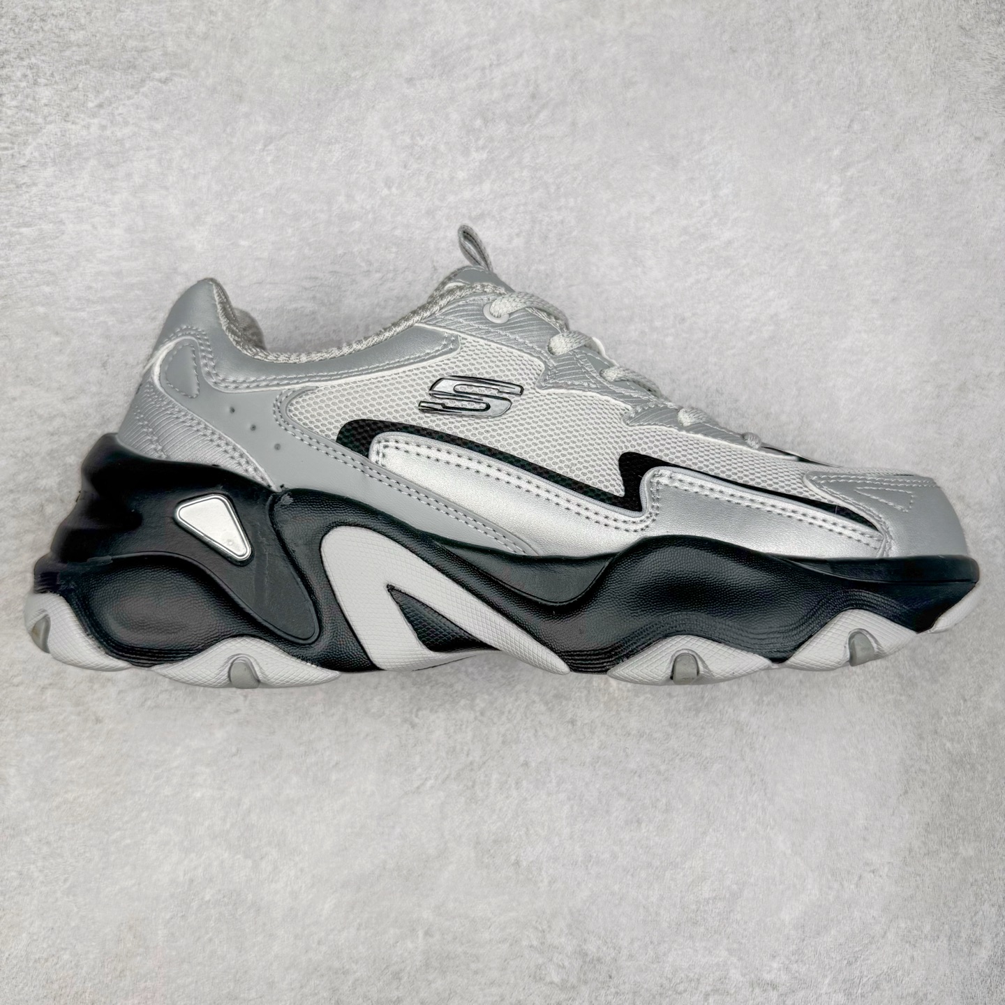 Skechers斯凯奇 D\’Lites 糯米熊 舒适柔软时尚百搭低帮老爹鞋 实拍调校N版已经零色差零失真 百分百还原实物色彩所见即所得 不存在货不对板色差等低级问题 选购参考实物拍摄 不混卖不参货 只用心做好货严格选品 承诺混一赔十 尺码：35.5 36 36.5 37.5 38 38.5 39 40 40.5 41 42 42.5 43 44-选品中心