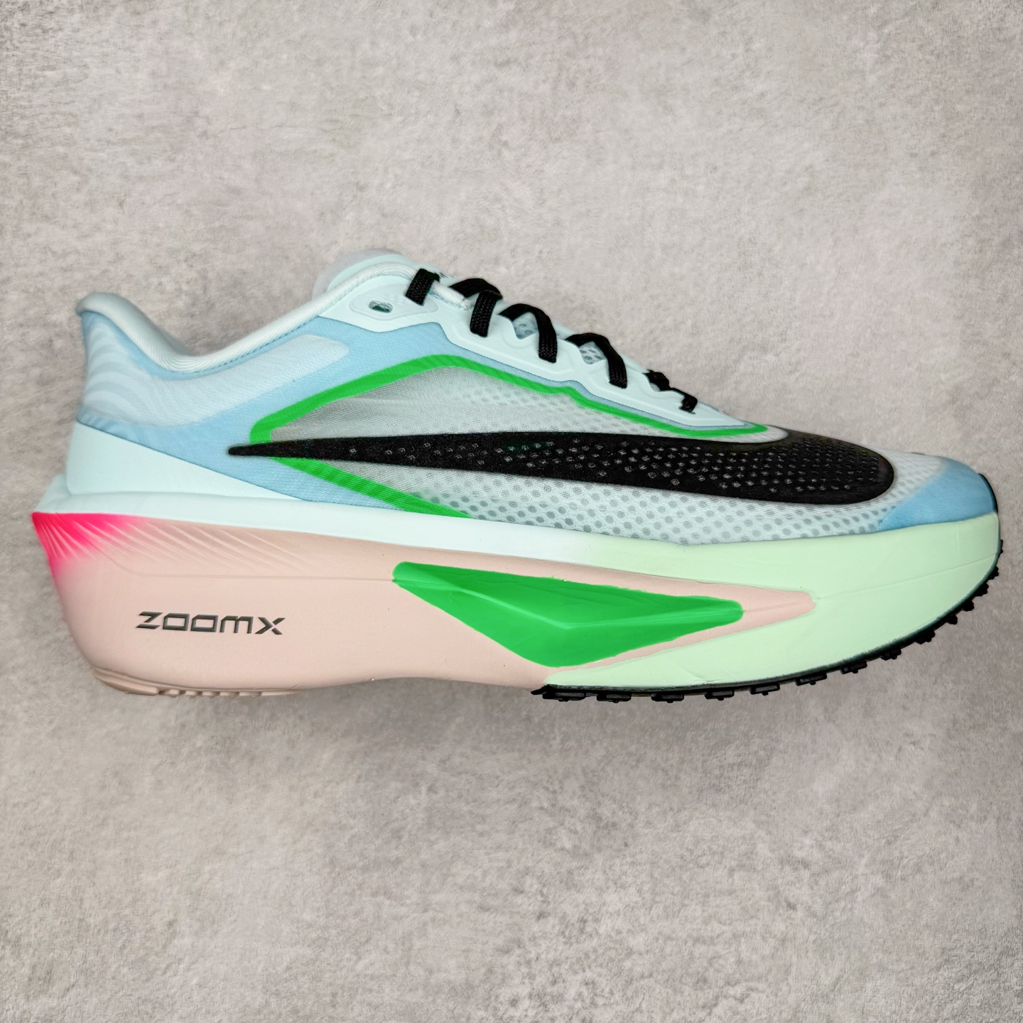 NK ZoomX Invincible Run Flyknit 6 轻量跑鞋 飞织低帮休闲运动慢跑鞋 FN8454-402 此鞋专为短跑运动员而生 是为 5 至 10 公里距离的赛事和训练打造 整体设计采用流线型的轻质工程网眼材质构成鞋面 并与其他 Running 旗舰鞋款同样搭载全脚掌 ZoomX 缓冲中底 搭配 Pebax 物料与橡胶外底 ZoomX StreakFly 首发配色以Prototype呈现 其灵感是来自开发期间的磨损测试 透过编号的标记与内侧的预期跑步距离突出研发过程 尺码：36 36.5 37.5 38 38.5 39 40 40.5 41 42 42.5 43 44 45-选品中心