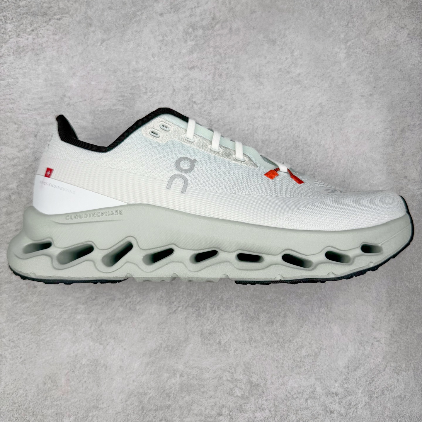 On Cloudtilt 昂跑减震生活休闲鞋 此运动品牌 开创于2010年 缓震着陆、强效回弹、轻柔质感的设计构思始终是ON研制关键 与此同时基于“为全球提供革新性的跑步感受”信念 陆续推出了多款跑鞋及其以专业运动人体跑步工程学为设计关键的功能性跑步服饰设备 让跑者不费力气地畅快畅跑 尺码：36 36.5 37.5 38 38.5 39 40 40.5 41 42 42.5 43 44 44.5 45-选品中心