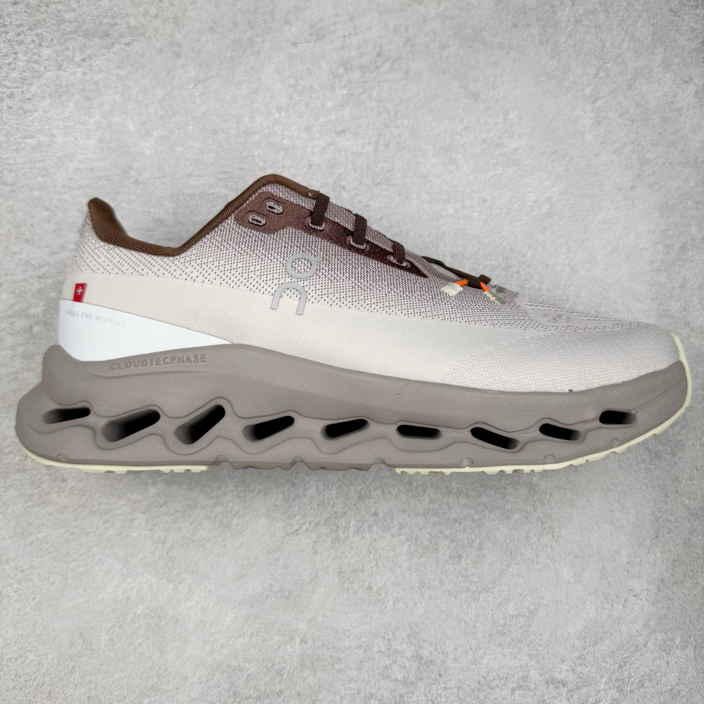 On Cloudtilt 昂跑减震生活休闲鞋 此运动品牌 开创于2010年 缓震着陆、强效回弹、轻柔质感的设计构思始终是ON研制关键 与此同时基于“为全球提供革新性的跑步感受”信念 陆续推出了多款跑鞋及其以专业运动人体跑步工程学为设计关键的功能性跑步服饰设备 让跑者不费力气地畅快畅跑 尺码：36 36.5 37.5 38 38.5 39 40 40.5 41 42 42.5 43 44 44.5 45-选品中心