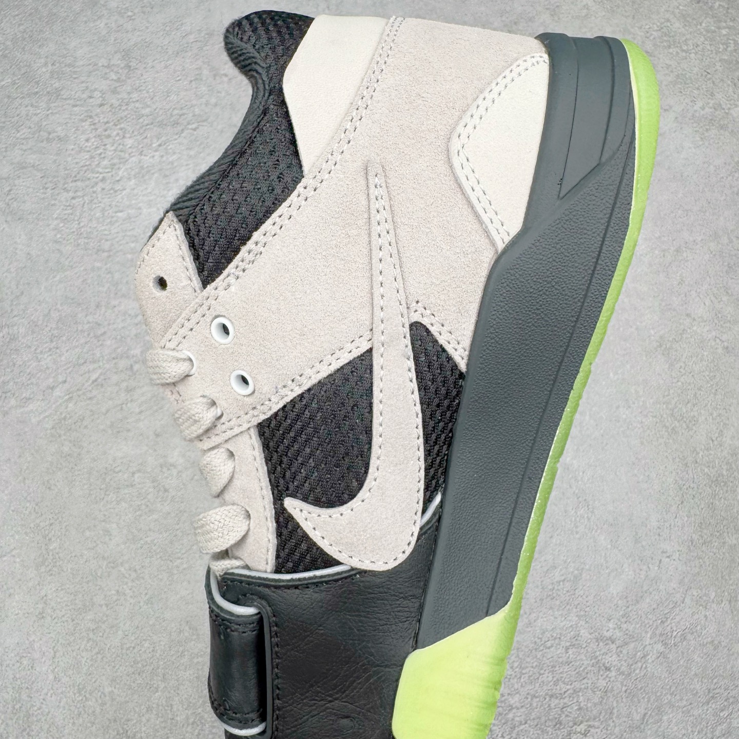 图片[7]-＃S2纯原 Travis Scott x Jordan AJ Cut The Check TS倒钩联名魔术贴篮球鞋 IH7971-001 注意原盒盒子损坏扣15 配套布袋报货需备注加30 原厂全套原楦原纸板冲刀磨具开发 原厂皮料加持 原厂港宝加持定型后跟R度完美 同源原厂电绣 鬼脸飞翼针数密度立体效果一致 百分百一致原鞋 原厂拉帮工艺 针距密度一致 后跟弧度收口自然不对折 极致一眼正品既视感 进口玻璃冲刀皮料裁剪零毛边 全鞋电脑针车工艺 品控清洁度最高QC检验标准 免检产品 原厂订购鞋盒、布袋、鞋标、防尘纸、鞋撑、鞋带 追求极致的原厂味道 配色方面采用白色为基础 搭配棕色框架呈现 完美还原了初代倒钩的配色设计 细节方面 标志性的反钩Swoosh采用米色点缀 鞋面还带有特殊的魔术贴细节 此外在鞋舌、后跟部分均带有Cactus Jack厂牌Logo 彰显鞋款特殊身份 尺码：36 36.5 37.5 38 38.5 39 40 40.5 41 42 42.5 43 44 44.5 45 46 47.5 48.5-选品中心