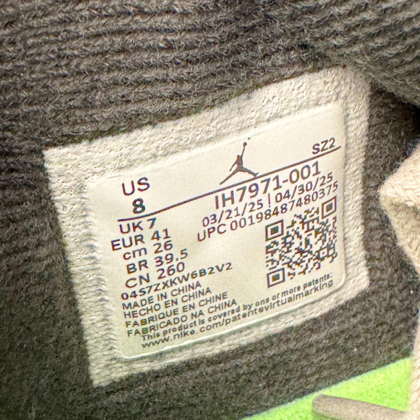 图片[10]-＃S2纯原 Travis Scott x Jordan AJ Cut The Check TS倒钩联名魔术贴篮球鞋 IH7971-001 注意原盒盒子损坏扣15 配套布袋报货需备注加30 原厂全套原楦原纸板冲刀磨具开发 原厂皮料加持 原厂港宝加持定型后跟R度完美 同源原厂电绣 鬼脸飞翼针数密度立体效果一致 百分百一致原鞋 原厂拉帮工艺 针距密度一致 后跟弧度收口自然不对折 极致一眼正品既视感 进口玻璃冲刀皮料裁剪零毛边 全鞋电脑针车工艺 品控清洁度最高QC检验标准 免检产品 原厂订购鞋盒、布袋、鞋标、防尘纸、鞋撑、鞋带 追求极致的原厂味道 配色方面采用白色为基础 搭配棕色框架呈现 完美还原了初代倒钩的配色设计 细节方面 标志性的反钩Swoosh采用米色点缀 鞋面还带有特殊的魔术贴细节 此外在鞋舌、后跟部分均带有Cactus Jack厂牌Logo 彰显鞋款特殊身份 尺码：36 36.5 37.5 38 38.5 39 40 40.5 41 42 42.5 43 44 44.5 45 46 47.5 48.5-选品中心