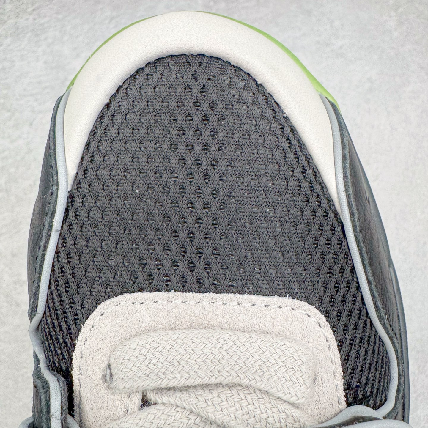 图片[15]-＃S2纯原 Travis Scott x Jordan AJ Cut The Check TS倒钩联名魔术贴篮球鞋 IH7971-001 注意原盒盒子损坏扣15 配套布袋报货需备注加30 原厂全套原楦原纸板冲刀磨具开发 原厂皮料加持 原厂港宝加持定型后跟R度完美 同源原厂电绣 鬼脸飞翼针数密度立体效果一致 百分百一致原鞋 原厂拉帮工艺 针距密度一致 后跟弧度收口自然不对折 极致一眼正品既视感 进口玻璃冲刀皮料裁剪零毛边 全鞋电脑针车工艺 品控清洁度最高QC检验标准 免检产品 原厂订购鞋盒、布袋、鞋标、防尘纸、鞋撑、鞋带 追求极致的原厂味道 配色方面采用白色为基础 搭配棕色框架呈现 完美还原了初代倒钩的配色设计 细节方面 标志性的反钩Swoosh采用米色点缀 鞋面还带有特殊的魔术贴细节 此外在鞋舌、后跟部分均带有Cactus Jack厂牌Logo 彰显鞋款特殊身份 尺码：36 36.5 37.5 38 38.5 39 40 40.5 41 42 42.5 43 44 44.5 45 46 47.5 48.5-选品中心