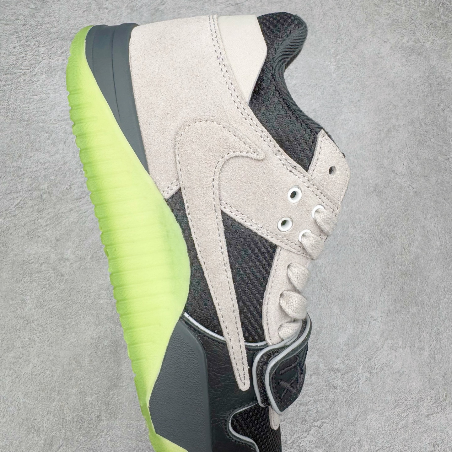 图片[6]-＃S2纯原 Travis Scott x Jordan AJ Cut The Check TS倒钩联名魔术贴篮球鞋 IH7971-001 注意原盒盒子损坏扣15 配套布袋报货需备注加30 原厂全套原楦原纸板冲刀磨具开发 原厂皮料加持 原厂港宝加持定型后跟R度完美 同源原厂电绣 鬼脸飞翼针数密度立体效果一致 百分百一致原鞋 原厂拉帮工艺 针距密度一致 后跟弧度收口自然不对折 极致一眼正品既视感 进口玻璃冲刀皮料裁剪零毛边 全鞋电脑针车工艺 品控清洁度最高QC检验标准 免检产品 原厂订购鞋盒、布袋、鞋标、防尘纸、鞋撑、鞋带 追求极致的原厂味道 配色方面采用白色为基础 搭配棕色框架呈现 完美还原了初代倒钩的配色设计 细节方面 标志性的反钩Swoosh采用米色点缀 鞋面还带有特殊的魔术贴细节 此外在鞋舌、后跟部分均带有Cactus Jack厂牌Logo 彰显鞋款特殊身份 尺码：36 36.5 37.5 38 38.5 39 40 40.5 41 42 42.5 43 44 44.5 45 46 47.5 48.5-选品中心