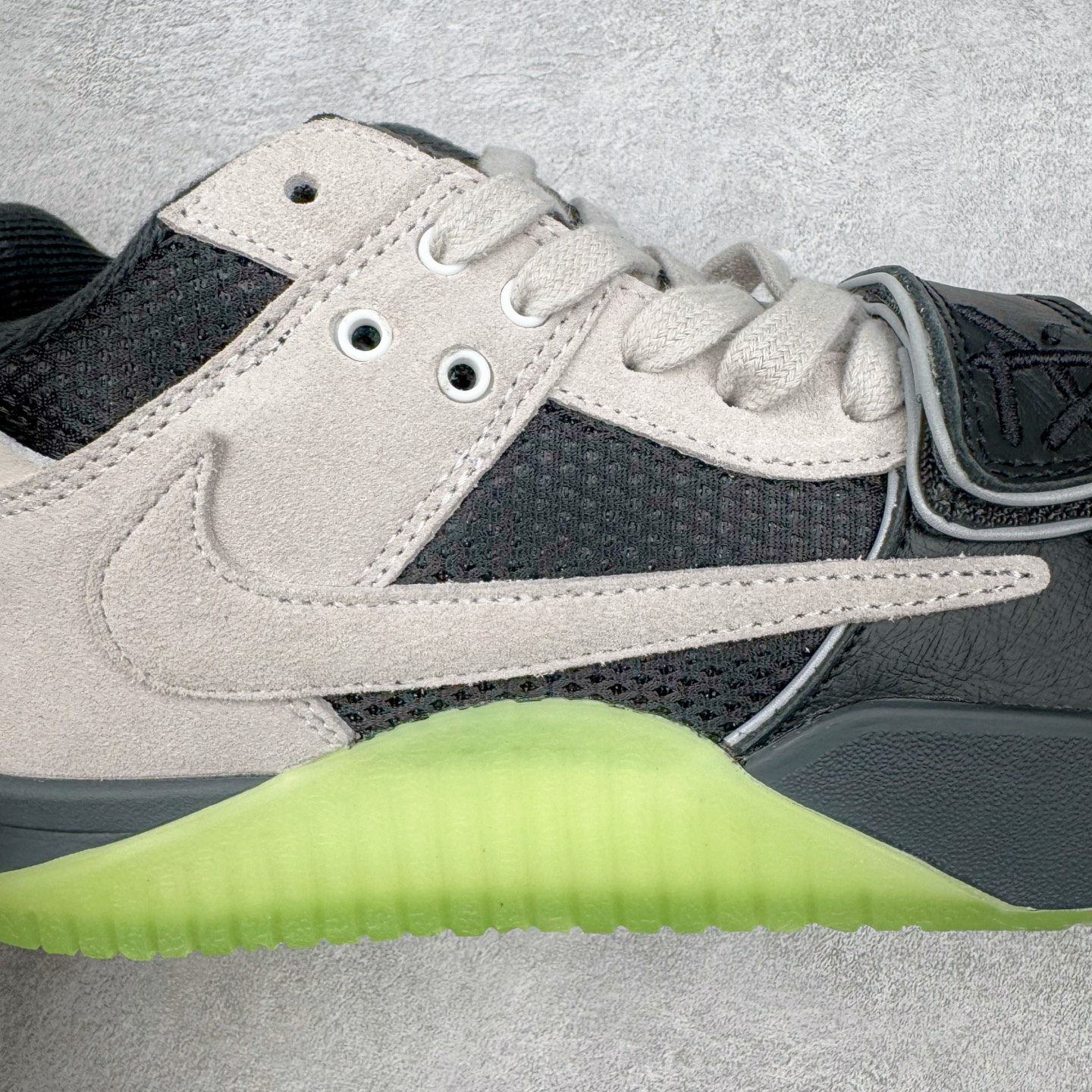 图片[17]-＃S2纯原 Travis Scott x Jordan AJ Cut The Check TS倒钩联名魔术贴篮球鞋 IH7971-001 注意原盒盒子损坏扣15 配套布袋报货需备注加30 原厂全套原楦原纸板冲刀磨具开发 原厂皮料加持 原厂港宝加持定型后跟R度完美 同源原厂电绣 鬼脸飞翼针数密度立体效果一致 百分百一致原鞋 原厂拉帮工艺 针距密度一致 后跟弧度收口自然不对折 极致一眼正品既视感 进口玻璃冲刀皮料裁剪零毛边 全鞋电脑针车工艺 品控清洁度最高QC检验标准 免检产品 原厂订购鞋盒、布袋、鞋标、防尘纸、鞋撑、鞋带 追求极致的原厂味道 配色方面采用白色为基础 搭配棕色框架呈现 完美还原了初代倒钩的配色设计 细节方面 标志性的反钩Swoosh采用米色点缀 鞋面还带有特殊的魔术贴细节 此外在鞋舌、后跟部分均带有Cactus Jack厂牌Logo 彰显鞋款特殊身份 尺码：36 36.5 37.5 38 38.5 39 40 40.5 41 42 42.5 43 44 44.5 45 46 47.5 48.5-选品中心