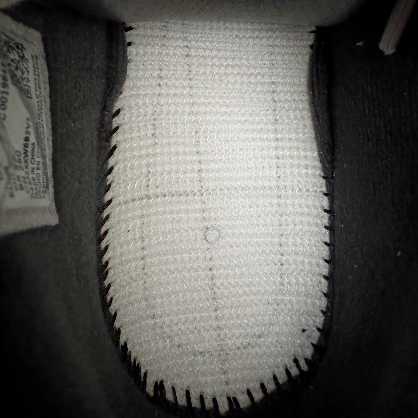 图片[11]-＃S2纯原 Travis Scott x Jordan AJ Cut The Check TS倒钩联名魔术贴篮球鞋 IH7971-001 注意原盒盒子损坏扣15 配套布袋报货需备注加30 原厂全套原楦原纸板冲刀磨具开发 原厂皮料加持 原厂港宝加持定型后跟R度完美 同源原厂电绣 鬼脸飞翼针数密度立体效果一致 百分百一致原鞋 原厂拉帮工艺 针距密度一致 后跟弧度收口自然不对折 极致一眼正品既视感 进口玻璃冲刀皮料裁剪零毛边 全鞋电脑针车工艺 品控清洁度最高QC检验标准 免检产品 原厂订购鞋盒、布袋、鞋标、防尘纸、鞋撑、鞋带 追求极致的原厂味道 配色方面采用白色为基础 搭配棕色框架呈现 完美还原了初代倒钩的配色设计 细节方面 标志性的反钩Swoosh采用米色点缀 鞋面还带有特殊的魔术贴细节 此外在鞋舌、后跟部分均带有Cactus Jack厂牌Logo 彰显鞋款特殊身份 尺码：36 36.5 37.5 38 38.5 39 40 40.5 41 42 42.5 43 44 44.5 45 46 47.5 48.5-选品中心