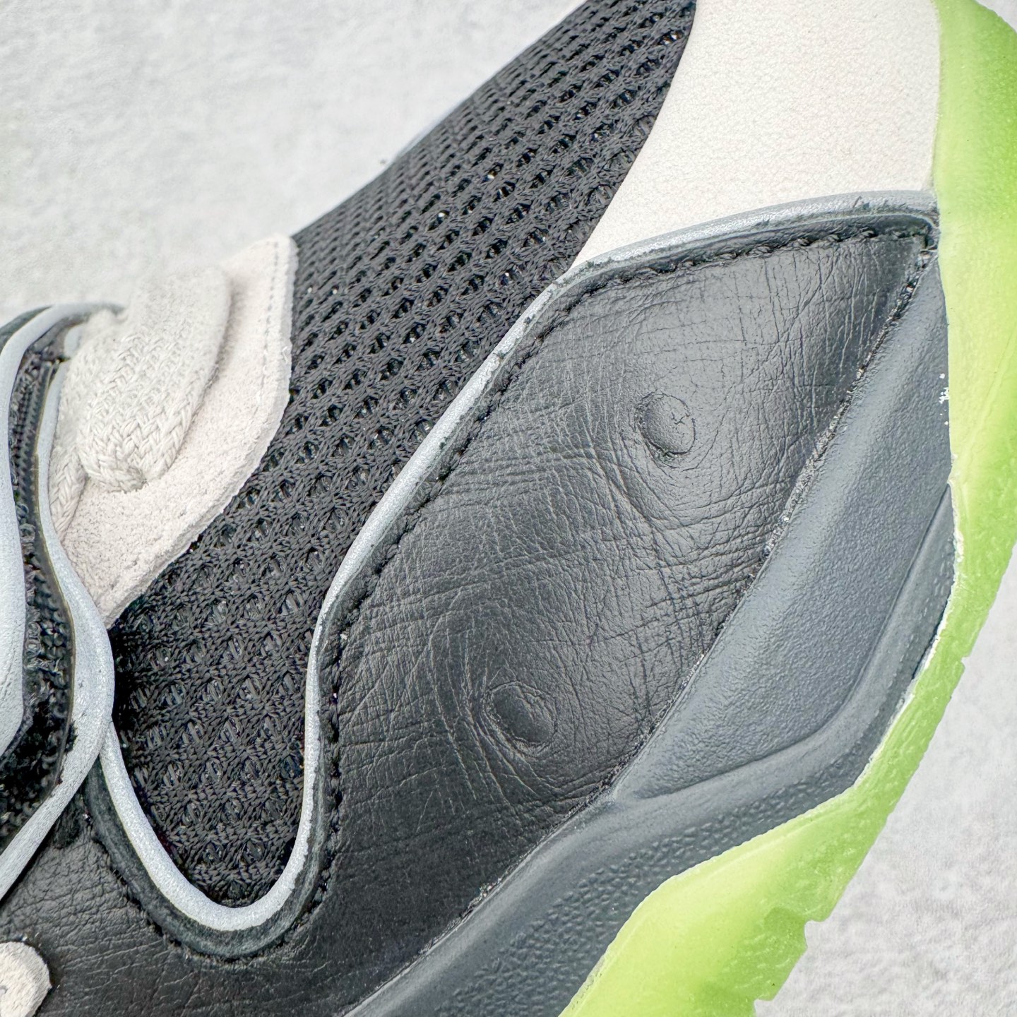 图片[16]-＃S2纯原 Travis Scott x Jordan AJ Cut The Check TS倒钩联名魔术贴篮球鞋 IH7971-001 注意原盒盒子损坏扣15 配套布袋报货需备注加30 原厂全套原楦原纸板冲刀磨具开发 原厂皮料加持 原厂港宝加持定型后跟R度完美 同源原厂电绣 鬼脸飞翼针数密度立体效果一致 百分百一致原鞋 原厂拉帮工艺 针距密度一致 后跟弧度收口自然不对折 极致一眼正品既视感 进口玻璃冲刀皮料裁剪零毛边 全鞋电脑针车工艺 品控清洁度最高QC检验标准 免检产品 原厂订购鞋盒、布袋、鞋标、防尘纸、鞋撑、鞋带 追求极致的原厂味道 配色方面采用白色为基础 搭配棕色框架呈现 完美还原了初代倒钩的配色设计 细节方面 标志性的反钩Swoosh采用米色点缀 鞋面还带有特殊的魔术贴细节 此外在鞋舌、后跟部分均带有Cactus Jack厂牌Logo 彰显鞋款特殊身份 尺码：36 36.5 37.5 38 38.5 39 40 40.5 41 42 42.5 43 44 44.5 45 46 47.5 48.5-选品中心