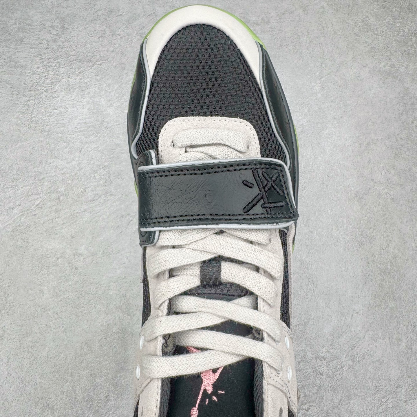 图片[4]-＃S2纯原 Travis Scott x Jordan AJ Cut The Check TS倒钩联名魔术贴篮球鞋 IH7971-001 注意原盒盒子损坏扣15 配套布袋报货需备注加30 原厂全套原楦原纸板冲刀磨具开发 原厂皮料加持 原厂港宝加持定型后跟R度完美 同源原厂电绣 鬼脸飞翼针数密度立体效果一致 百分百一致原鞋 原厂拉帮工艺 针距密度一致 后跟弧度收口自然不对折 极致一眼正品既视感 进口玻璃冲刀皮料裁剪零毛边 全鞋电脑针车工艺 品控清洁度最高QC检验标准 免检产品 原厂订购鞋盒、布袋、鞋标、防尘纸、鞋撑、鞋带 追求极致的原厂味道 配色方面采用白色为基础 搭配棕色框架呈现 完美还原了初代倒钩的配色设计 细节方面 标志性的反钩Swoosh采用米色点缀 鞋面还带有特殊的魔术贴细节 此外在鞋舌、后跟部分均带有Cactus Jack厂牌Logo 彰显鞋款特殊身份 尺码：36 36.5 37.5 38 38.5 39 40 40.5 41 42 42.5 43 44 44.5 45 46 47.5 48.5-选品中心