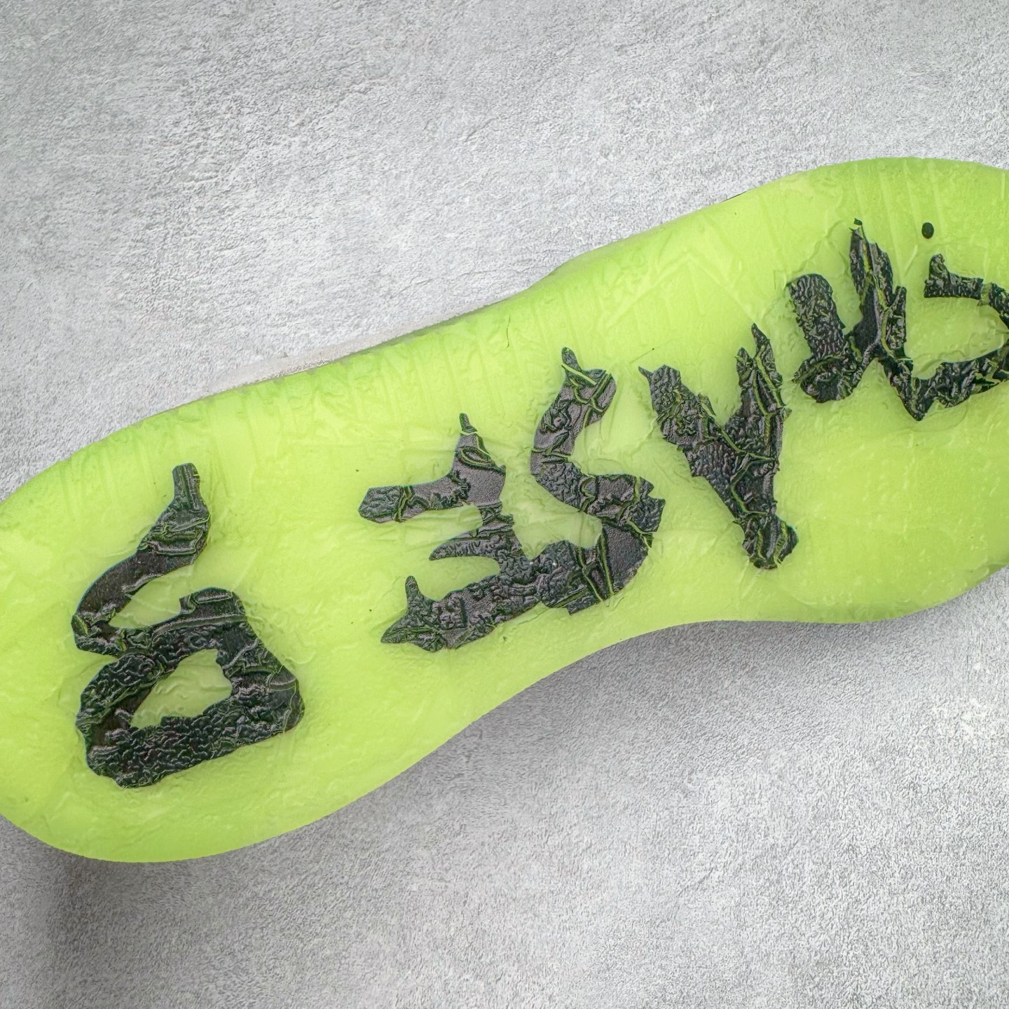 图片[18]-＃S2纯原 Travis Scott x Jordan AJ Cut The Check TS倒钩联名魔术贴篮球鞋 IH7971-001 注意原盒盒子损坏扣15 配套布袋报货需备注加30 原厂全套原楦原纸板冲刀磨具开发 原厂皮料加持 原厂港宝加持定型后跟R度完美 同源原厂电绣 鬼脸飞翼针数密度立体效果一致 百分百一致原鞋 原厂拉帮工艺 针距密度一致 后跟弧度收口自然不对折 极致一眼正品既视感 进口玻璃冲刀皮料裁剪零毛边 全鞋电脑针车工艺 品控清洁度最高QC检验标准 免检产品 原厂订购鞋盒、布袋、鞋标、防尘纸、鞋撑、鞋带 追求极致的原厂味道 配色方面采用白色为基础 搭配棕色框架呈现 完美还原了初代倒钩的配色设计 细节方面 标志性的反钩Swoosh采用米色点缀 鞋面还带有特殊的魔术贴细节 此外在鞋舌、后跟部分均带有Cactus Jack厂牌Logo 彰显鞋款特殊身份 尺码：36 36.5 37.5 38 38.5 39 40 40.5 41 42 42.5 43 44 44.5 45 46 47.5 48.5-选品中心