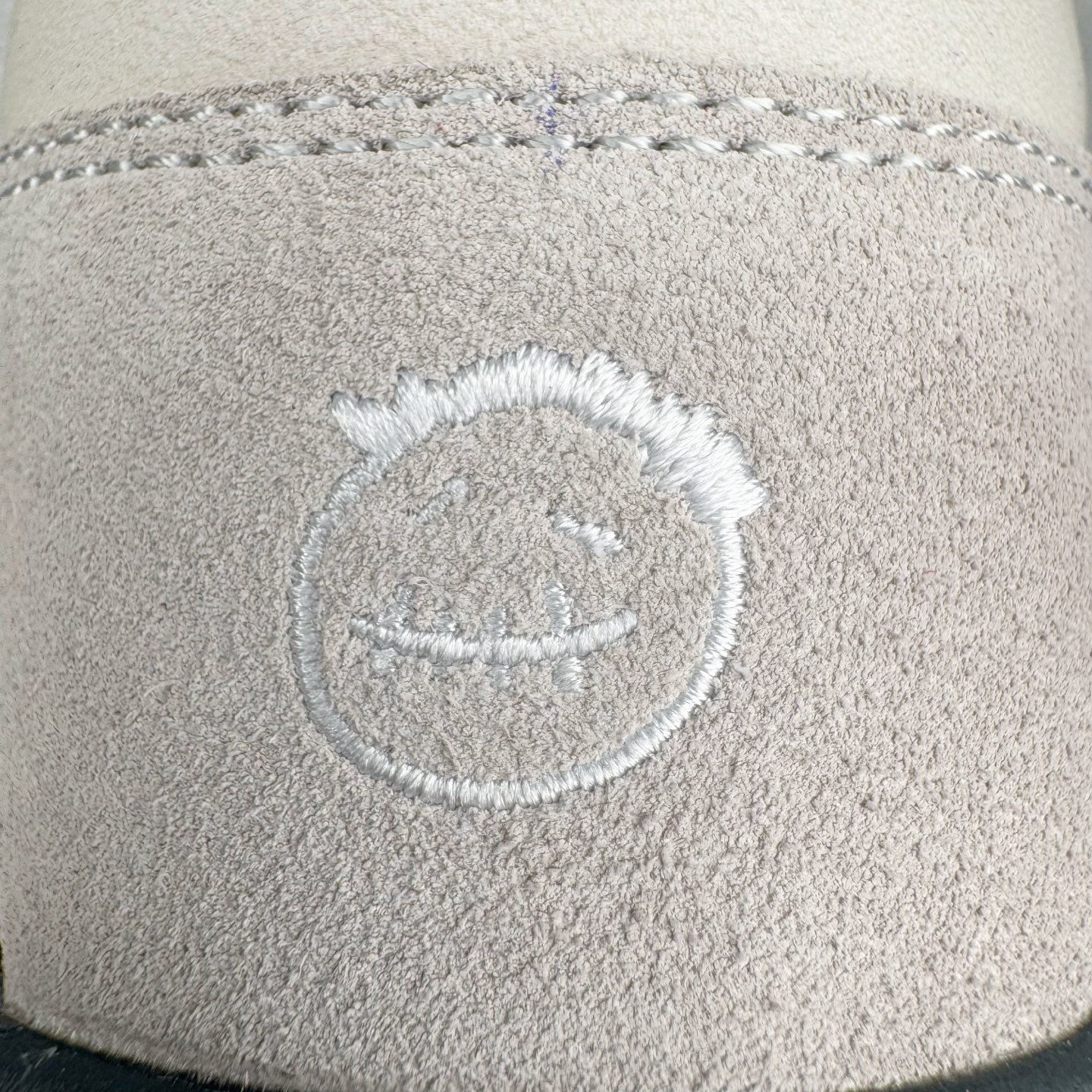 图片[19]-＃S2纯原 Travis Scott x Jordan AJ Cut The Check TS倒钩联名魔术贴篮球鞋 IH7971-001 注意原盒盒子损坏扣15 配套布袋报货需备注加30 原厂全套原楦原纸板冲刀磨具开发 原厂皮料加持 原厂港宝加持定型后跟R度完美 同源原厂电绣 鬼脸飞翼针数密度立体效果一致 百分百一致原鞋 原厂拉帮工艺 针距密度一致 后跟弧度收口自然不对折 极致一眼正品既视感 进口玻璃冲刀皮料裁剪零毛边 全鞋电脑针车工艺 品控清洁度最高QC检验标准 免检产品 原厂订购鞋盒、布袋、鞋标、防尘纸、鞋撑、鞋带 追求极致的原厂味道 配色方面采用白色为基础 搭配棕色框架呈现 完美还原了初代倒钩的配色设计 细节方面 标志性的反钩Swoosh采用米色点缀 鞋面还带有特殊的魔术贴细节 此外在鞋舌、后跟部分均带有Cactus Jack厂牌Logo 彰显鞋款特殊身份 尺码：36 36.5 37.5 38 38.5 39 40 40.5 41 42 42.5 43 44 44.5 45 46 47.5 48.5-选品中心