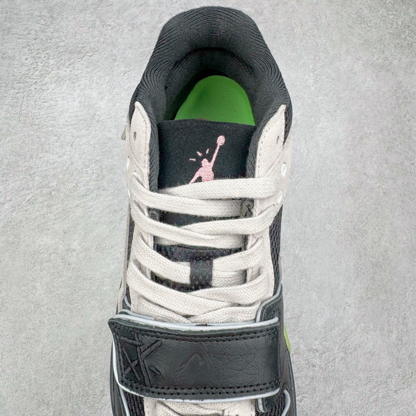 图片[5]-＃S2纯原 Travis Scott x Jordan AJ Cut The Check TS倒钩联名魔术贴篮球鞋 IH7971-001 注意原盒盒子损坏扣15 配套布袋报货需备注加30 原厂全套原楦原纸板冲刀磨具开发 原厂皮料加持 原厂港宝加持定型后跟R度完美 同源原厂电绣 鬼脸飞翼针数密度立体效果一致 百分百一致原鞋 原厂拉帮工艺 针距密度一致 后跟弧度收口自然不对折 极致一眼正品既视感 进口玻璃冲刀皮料裁剪零毛边 全鞋电脑针车工艺 品控清洁度最高QC检验标准 免检产品 原厂订购鞋盒、布袋、鞋标、防尘纸、鞋撑、鞋带 追求极致的原厂味道 配色方面采用白色为基础 搭配棕色框架呈现 完美还原了初代倒钩的配色设计 细节方面 标志性的反钩Swoosh采用米色点缀 鞋面还带有特殊的魔术贴细节 此外在鞋舌、后跟部分均带有Cactus Jack厂牌Logo 彰显鞋款特殊身份 尺码：36 36.5 37.5 38 38.5 39 40 40.5 41 42 42.5 43 44 44.5 45 46 47.5 48.5-选品中心