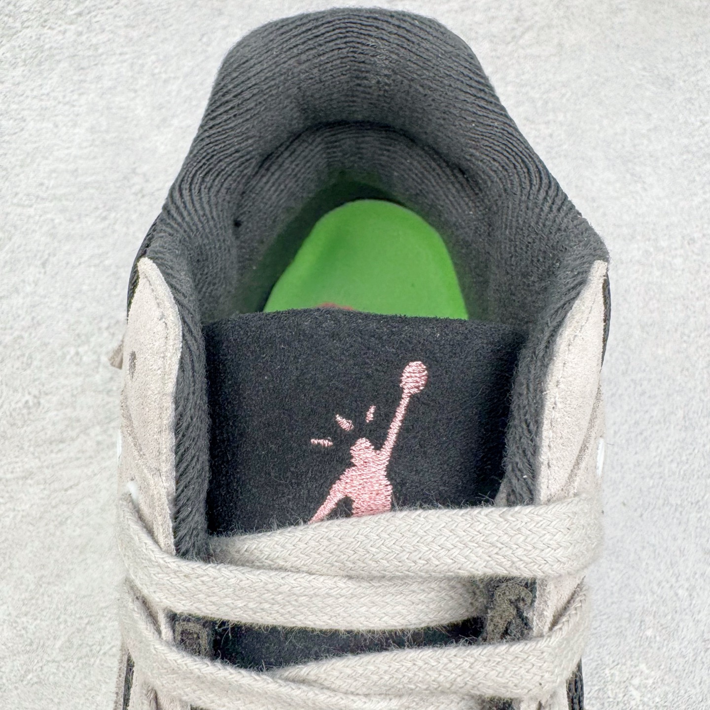 图片[13]-＃S2纯原 Travis Scott x Jordan AJ Cut The Check TS倒钩联名魔术贴篮球鞋 IH7971-001 注意原盒盒子损坏扣15 配套布袋报货需备注加30 原厂全套原楦原纸板冲刀磨具开发 原厂皮料加持 原厂港宝加持定型后跟R度完美 同源原厂电绣 鬼脸飞翼针数密度立体效果一致 百分百一致原鞋 原厂拉帮工艺 针距密度一致 后跟弧度收口自然不对折 极致一眼正品既视感 进口玻璃冲刀皮料裁剪零毛边 全鞋电脑针车工艺 品控清洁度最高QC检验标准 免检产品 原厂订购鞋盒、布袋、鞋标、防尘纸、鞋撑、鞋带 追求极致的原厂味道 配色方面采用白色为基础 搭配棕色框架呈现 完美还原了初代倒钩的配色设计 细节方面 标志性的反钩Swoosh采用米色点缀 鞋面还带有特殊的魔术贴细节 此外在鞋舌、后跟部分均带有Cactus Jack厂牌Logo 彰显鞋款特殊身份 尺码：36 36.5 37.5 38 38.5 39 40 40.5 41 42 42.5 43 44 44.5 45 46 47.5 48.5-选品中心