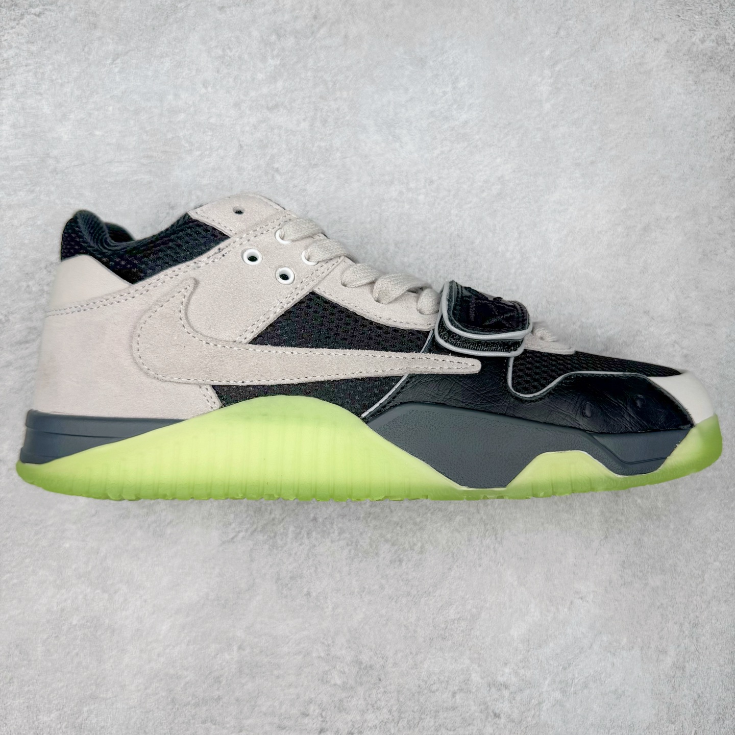 ＃S2纯原 Travis Scott x Jordan AJ Cut The Check TS倒钩联名魔术贴篮球鞋 IH7971-001 注意原盒盒子损坏扣15 配套布袋报货需备注加30 原厂全套原楦原纸板冲刀磨具开发 原厂皮料加持 原厂港宝加持定型后跟R度完美 同源原厂电绣 鬼脸飞翼针数密度立体效果一致 百分百一致原鞋 原厂拉帮工艺 针距密度一致 后跟弧度收口自然不对折 极致一眼正品既视感 进口玻璃冲刀皮料裁剪零毛边 全鞋电脑针车工艺 品控清洁度最高QC检验标准 免检产品 原厂订购鞋盒、布袋、鞋标、防尘纸、鞋撑、鞋带 追求极致的原厂味道 配色方面采用白色为基础 搭配棕色框架呈现 完美还原了初代倒钩的配色设计 细节方面 标志性的反钩Swoosh采用米色点缀 鞋面还带有特殊的魔术贴细节 此外在鞋舌、后跟部分均带有Cactus Jack厂牌Logo 彰显鞋款特殊身份 尺码：36 36.5 37.5 38 38.5 39 40 40.5 41 42 42.5 43 44 44.5 45 46 47.5 48.5-选品中心