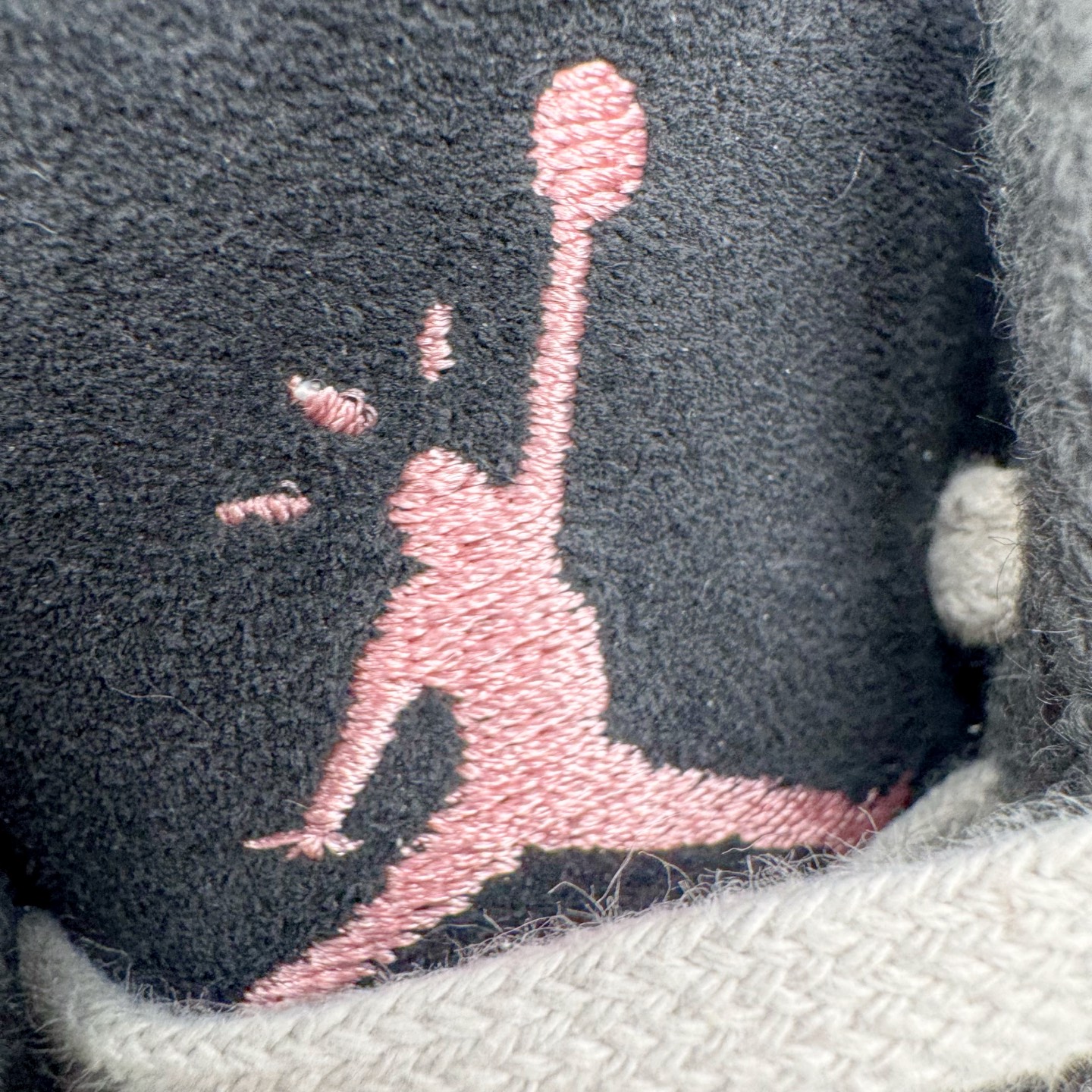 图片[12]-＃S2纯原 Travis Scott x Jordan AJ Cut The Check TS倒钩联名魔术贴篮球鞋 IH7971-001 注意原盒盒子损坏扣15 配套布袋报货需备注加30 原厂全套原楦原纸板冲刀磨具开发 原厂皮料加持 原厂港宝加持定型后跟R度完美 同源原厂电绣 鬼脸飞翼针数密度立体效果一致 百分百一致原鞋 原厂拉帮工艺 针距密度一致 后跟弧度收口自然不对折 极致一眼正品既视感 进口玻璃冲刀皮料裁剪零毛边 全鞋电脑针车工艺 品控清洁度最高QC检验标准 免检产品 原厂订购鞋盒、布袋、鞋标、防尘纸、鞋撑、鞋带 追求极致的原厂味道 配色方面采用白色为基础 搭配棕色框架呈现 完美还原了初代倒钩的配色设计 细节方面 标志性的反钩Swoosh采用米色点缀 鞋面还带有特殊的魔术贴细节 此外在鞋舌、后跟部分均带有Cactus Jack厂牌Logo 彰显鞋款特殊身份 尺码：36 36.5 37.5 38 38.5 39 40 40.5 41 42 42.5 43 44 44.5 45 46 47.5 48.5-选品中心