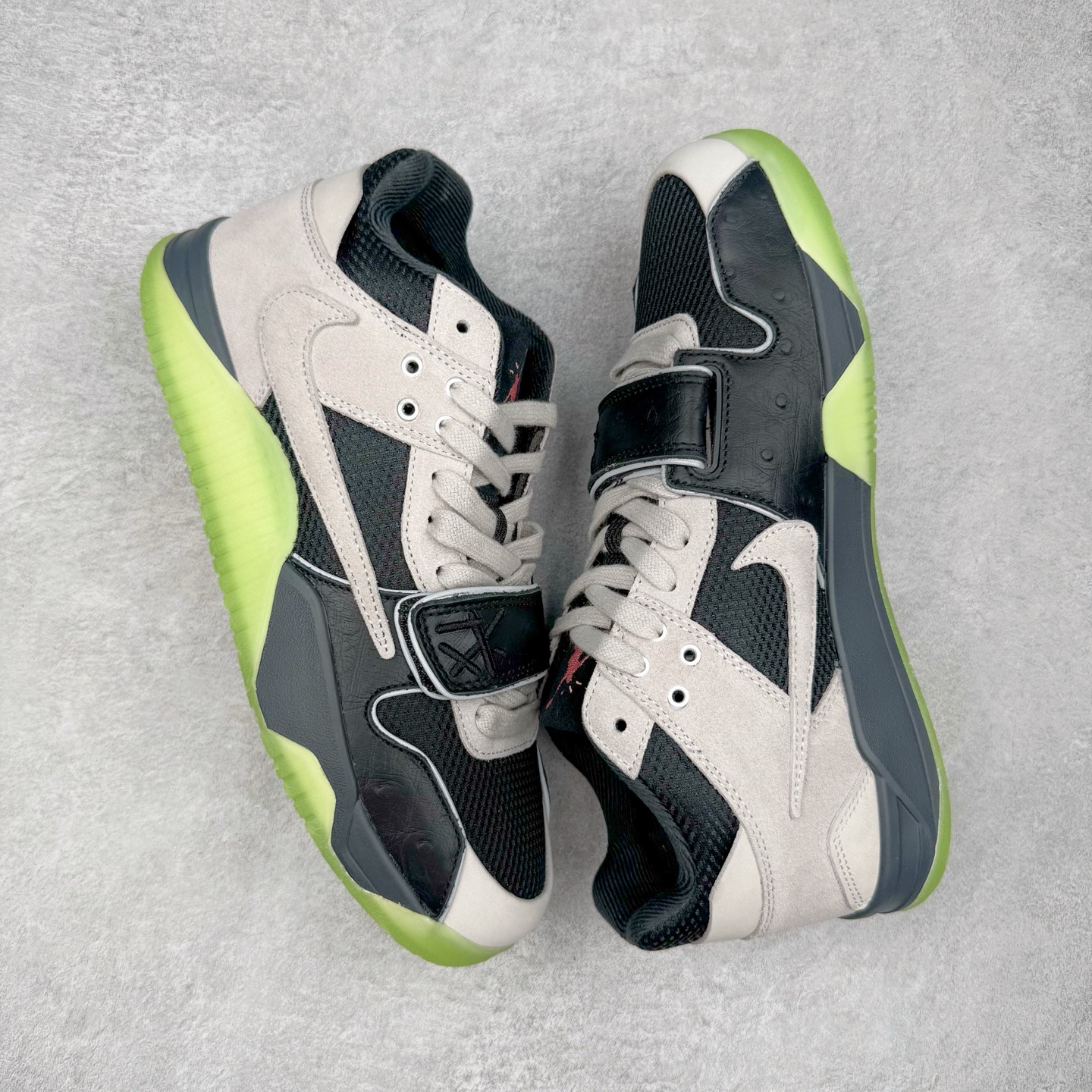 图片[3]-＃S2纯原 Travis Scott x Jordan AJ Cut The Check TS倒钩联名魔术贴篮球鞋 IH7971-001 注意原盒盒子损坏扣15 配套布袋报货需备注加30 原厂全套原楦原纸板冲刀磨具开发 原厂皮料加持 原厂港宝加持定型后跟R度完美 同源原厂电绣 鬼脸飞翼针数密度立体效果一致 百分百一致原鞋 原厂拉帮工艺 针距密度一致 后跟弧度收口自然不对折 极致一眼正品既视感 进口玻璃冲刀皮料裁剪零毛边 全鞋电脑针车工艺 品控清洁度最高QC检验标准 免检产品 原厂订购鞋盒、布袋、鞋标、防尘纸、鞋撑、鞋带 追求极致的原厂味道 配色方面采用白色为基础 搭配棕色框架呈现 完美还原了初代倒钩的配色设计 细节方面 标志性的反钩Swoosh采用米色点缀 鞋面还带有特殊的魔术贴细节 此外在鞋舌、后跟部分均带有Cactus Jack厂牌Logo 彰显鞋款特殊身份 尺码：36 36.5 37.5 38 38.5 39 40 40.5 41 42 42.5 43 44 44.5 45 46 47.5 48.5-选品中心