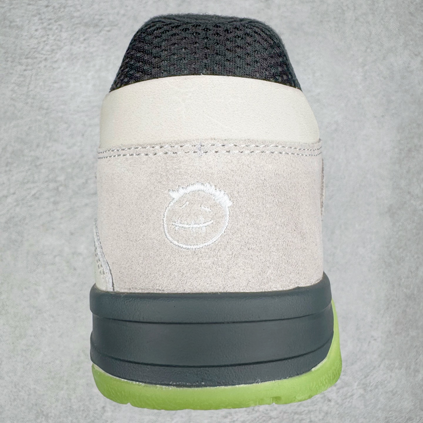 图片[8]-＃S2纯原 Travis Scott x Jordan AJ Cut The Check TS倒钩联名魔术贴篮球鞋 IH7971-001 注意原盒盒子损坏扣15 配套布袋报货需备注加30 原厂全套原楦原纸板冲刀磨具开发 原厂皮料加持 原厂港宝加持定型后跟R度完美 同源原厂电绣 鬼脸飞翼针数密度立体效果一致 百分百一致原鞋 原厂拉帮工艺 针距密度一致 后跟弧度收口自然不对折 极致一眼正品既视感 进口玻璃冲刀皮料裁剪零毛边 全鞋电脑针车工艺 品控清洁度最高QC检验标准 免检产品 原厂订购鞋盒、布袋、鞋标、防尘纸、鞋撑、鞋带 追求极致的原厂味道 配色方面采用白色为基础 搭配棕色框架呈现 完美还原了初代倒钩的配色设计 细节方面 标志性的反钩Swoosh采用米色点缀 鞋面还带有特殊的魔术贴细节 此外在鞋舌、后跟部分均带有Cactus Jack厂牌Logo 彰显鞋款特殊身份 尺码：36 36.5 37.5 38 38.5 39 40 40.5 41 42 42.5 43 44 44.5 45 46 47.5 48.5-选品中心