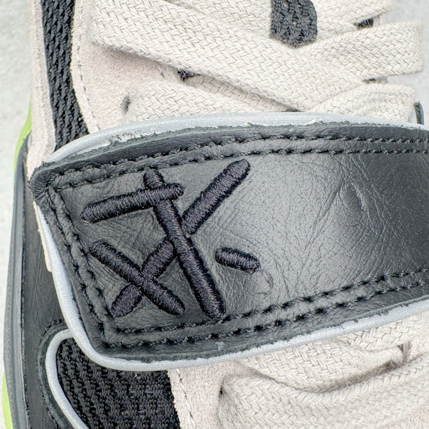 图片[14]-＃S2纯原 Travis Scott x Jordan AJ Cut The Check TS倒钩联名魔术贴篮球鞋 IH7971-001 注意原盒盒子损坏扣15 配套布袋报货需备注加30 原厂全套原楦原纸板冲刀磨具开发 原厂皮料加持 原厂港宝加持定型后跟R度完美 同源原厂电绣 鬼脸飞翼针数密度立体效果一致 百分百一致原鞋 原厂拉帮工艺 针距密度一致 后跟弧度收口自然不对折 极致一眼正品既视感 进口玻璃冲刀皮料裁剪零毛边 全鞋电脑针车工艺 品控清洁度最高QC检验标准 免检产品 原厂订购鞋盒、布袋、鞋标、防尘纸、鞋撑、鞋带 追求极致的原厂味道 配色方面采用白色为基础 搭配棕色框架呈现 完美还原了初代倒钩的配色设计 细节方面 标志性的反钩Swoosh采用米色点缀 鞋面还带有特殊的魔术贴细节 此外在鞋舌、后跟部分均带有Cactus Jack厂牌Logo 彰显鞋款特殊身份 尺码：36 36.5 37.5 38 38.5 39 40 40.5 41 42 42.5 43 44 44.5 45 46 47.5 48.5-选品中心