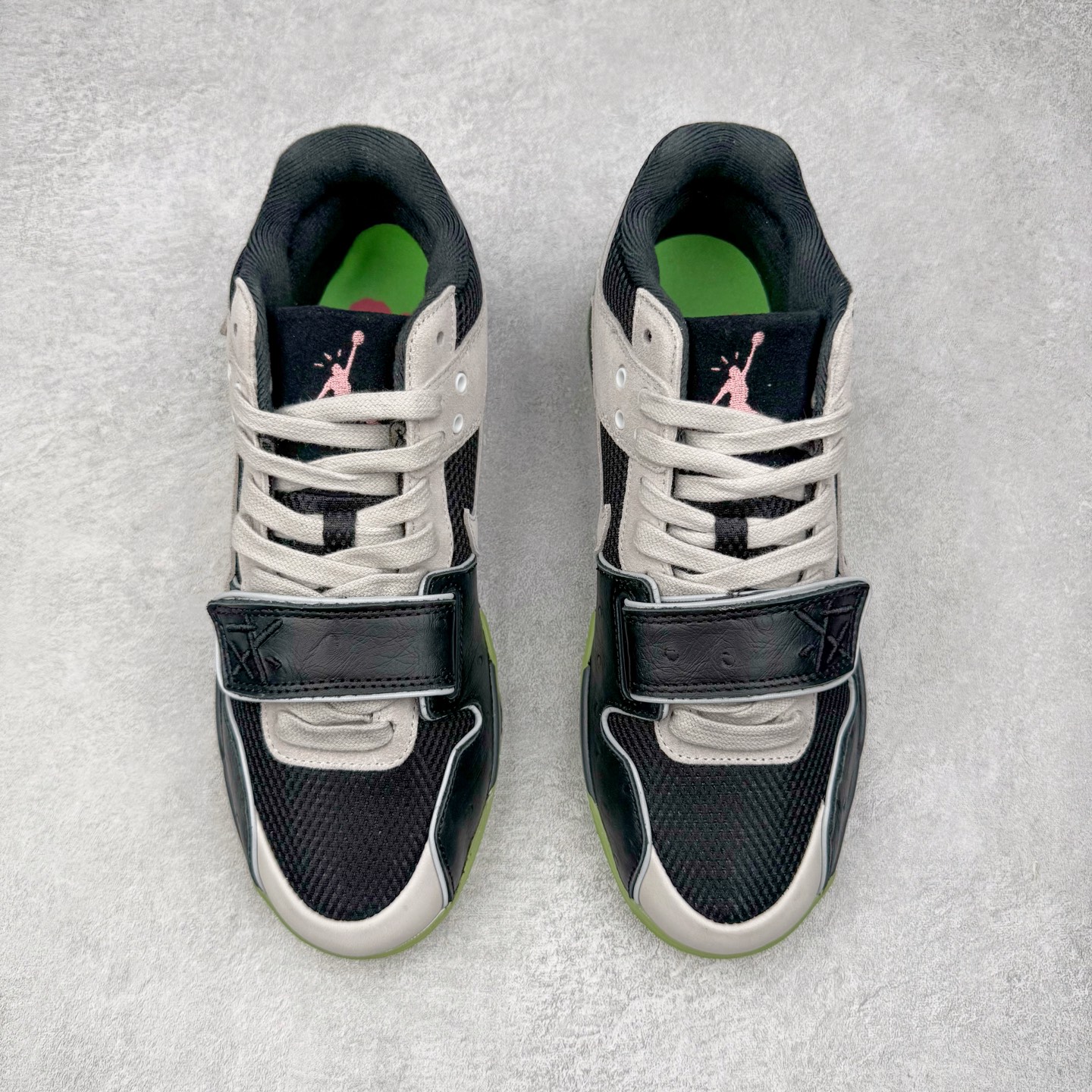 图片[2]-＃S2纯原 Travis Scott x Jordan AJ Cut The Check TS倒钩联名魔术贴篮球鞋 IH7971-001 注意原盒盒子损坏扣15 配套布袋报货需备注加30 原厂全套原楦原纸板冲刀磨具开发 原厂皮料加持 原厂港宝加持定型后跟R度完美 同源原厂电绣 鬼脸飞翼针数密度立体效果一致 百分百一致原鞋 原厂拉帮工艺 针距密度一致 后跟弧度收口自然不对折 极致一眼正品既视感 进口玻璃冲刀皮料裁剪零毛边 全鞋电脑针车工艺 品控清洁度最高QC检验标准 免检产品 原厂订购鞋盒、布袋、鞋标、防尘纸、鞋撑、鞋带 追求极致的原厂味道 配色方面采用白色为基础 搭配棕色框架呈现 完美还原了初代倒钩的配色设计 细节方面 标志性的反钩Swoosh采用米色点缀 鞋面还带有特殊的魔术贴细节 此外在鞋舌、后跟部分均带有Cactus Jack厂牌Logo 彰显鞋款特殊身份 尺码：36 36.5 37.5 38 38.5 39 40 40.5 41 42 42.5 43 44 44.5 45 46 47.5 48.5-选品中心