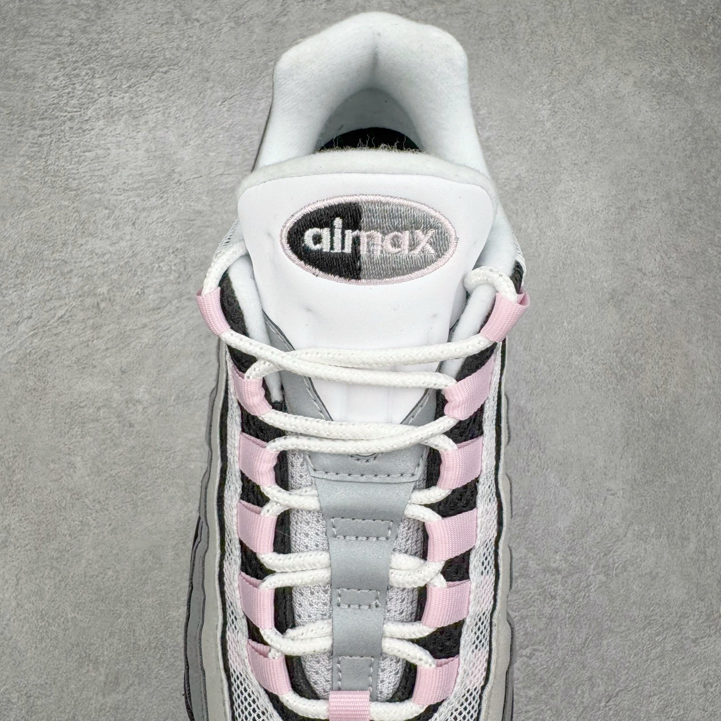 图片[5]-＃GX纯原 NK Air Max 95 复古减震气垫跑鞋 黑灰粉 CJ0588-001 经典重温 外单专供大厂出品 品质稳定 一百余色 终端操作 鞋款设计灵感源于人体构造 中底设计基于人体的脊柱构造 是整体设计的核心 尼龙孔眼代表了肋骨 而分层式面板和网眼象征着肌肉纤维和肉体组织 Air Max 95采用了两个独立的吹塑成型的Air-Sole单元 并首次在前掌使用可视化气垫设计 Swoosh logo夜当作一个 点符号放在了鞋子的后帮位置 20年的发展让 AIR MAX 95有了不同的故事 20年后再度面向世人的时候 焕然一新的面貌 让人有了另外一种清新脱俗的感觉 尺码：40 40.5 41 42 42.5 43 44 44.5 45 45.5 46 47.5 48.5-选品中心