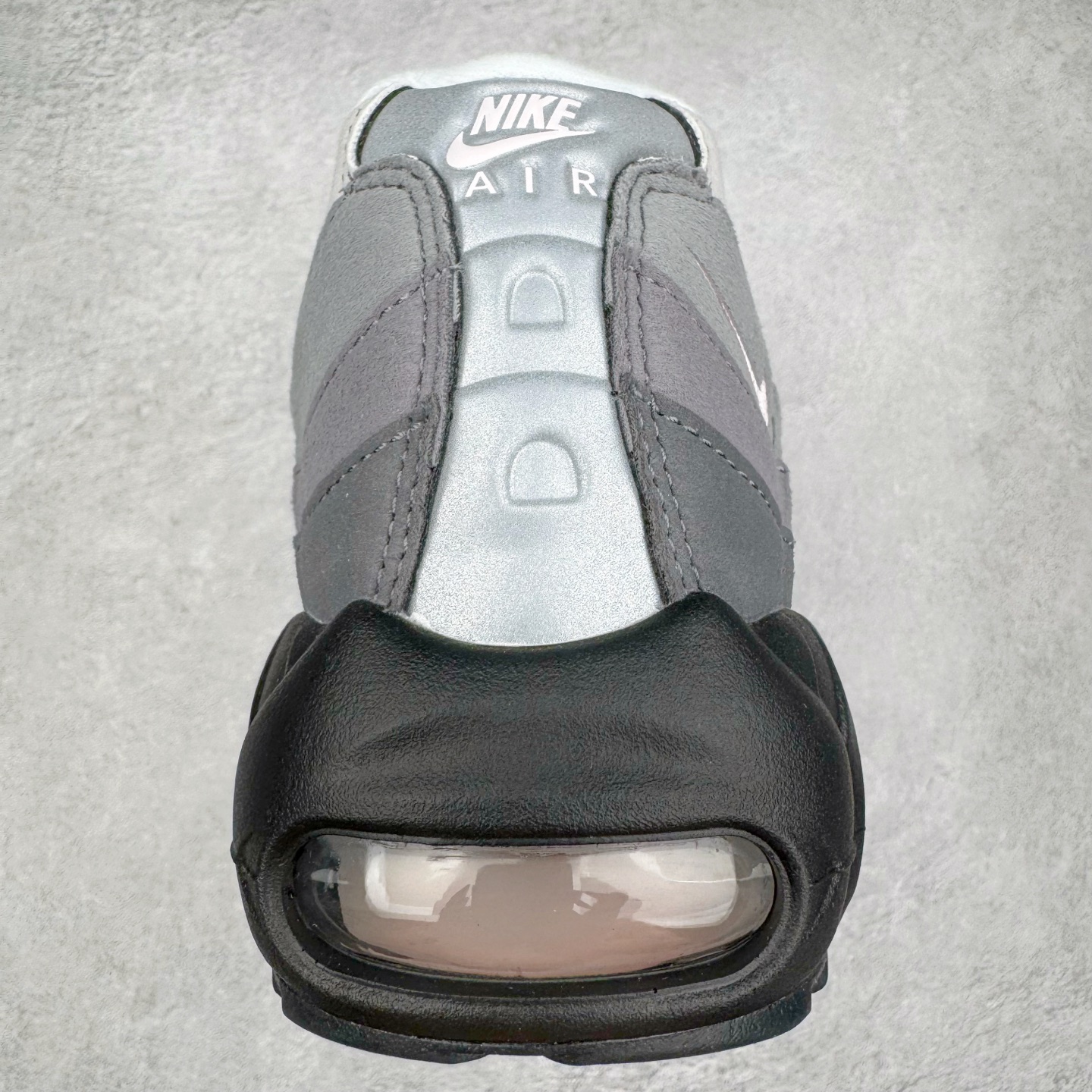 图片[8]-＃GX纯原 NK Air Max 95 复古减震气垫跑鞋 黑灰粉 CJ0588-001 经典重温 外单专供大厂出品 品质稳定 一百余色 终端操作 鞋款设计灵感源于人体构造 中底设计基于人体的脊柱构造 是整体设计的核心 尼龙孔眼代表了肋骨 而分层式面板和网眼象征着肌肉纤维和肉体组织 Air Max 95采用了两个独立的吹塑成型的Air-Sole单元 并首次在前掌使用可视化气垫设计 Swoosh logo夜当作一个 点符号放在了鞋子的后帮位置 20年的发展让 AIR MAX 95有了不同的故事 20年后再度面向世人的时候 焕然一新的面貌 让人有了另外一种清新脱俗的感觉 尺码：40 40.5 41 42 42.5 43 44 44.5 45 45.5 46 47.5 48.5-选品中心