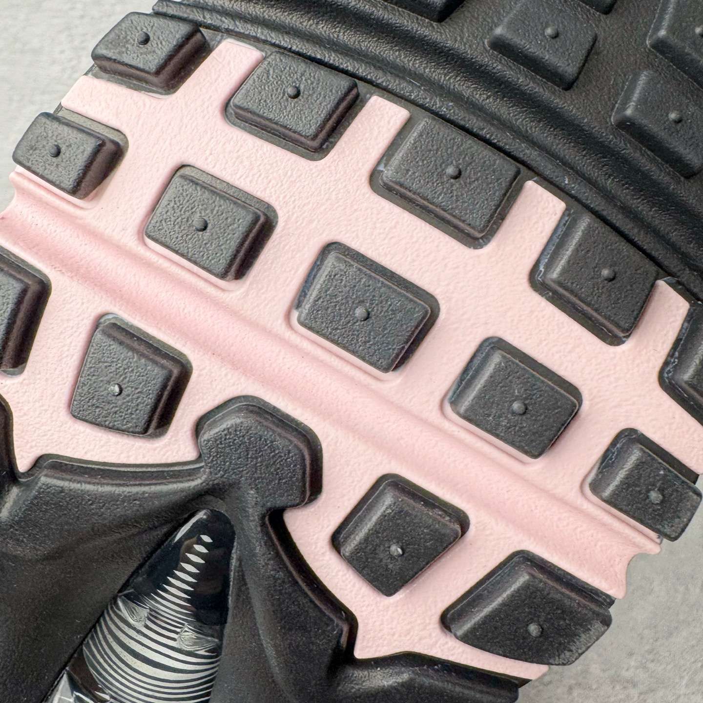 图片[19]-＃GX纯原 NK Air Max 95 复古减震气垫跑鞋 黑灰粉 CJ0588-001 经典重温 外单专供大厂出品 品质稳定 一百余色 终端操作 鞋款设计灵感源于人体构造 中底设计基于人体的脊柱构造 是整体设计的核心 尼龙孔眼代表了肋骨 而分层式面板和网眼象征着肌肉纤维和肉体组织 Air Max 95采用了两个独立的吹塑成型的Air-Sole单元 并首次在前掌使用可视化气垫设计 Swoosh logo夜当作一个 点符号放在了鞋子的后帮位置 20年的发展让 AIR MAX 95有了不同的故事 20年后再度面向世人的时候 焕然一新的面貌 让人有了另外一种清新脱俗的感觉 尺码：40 40.5 41 42 42.5 43 44 44.5 45 45.5 46 47.5 48.5-选品中心