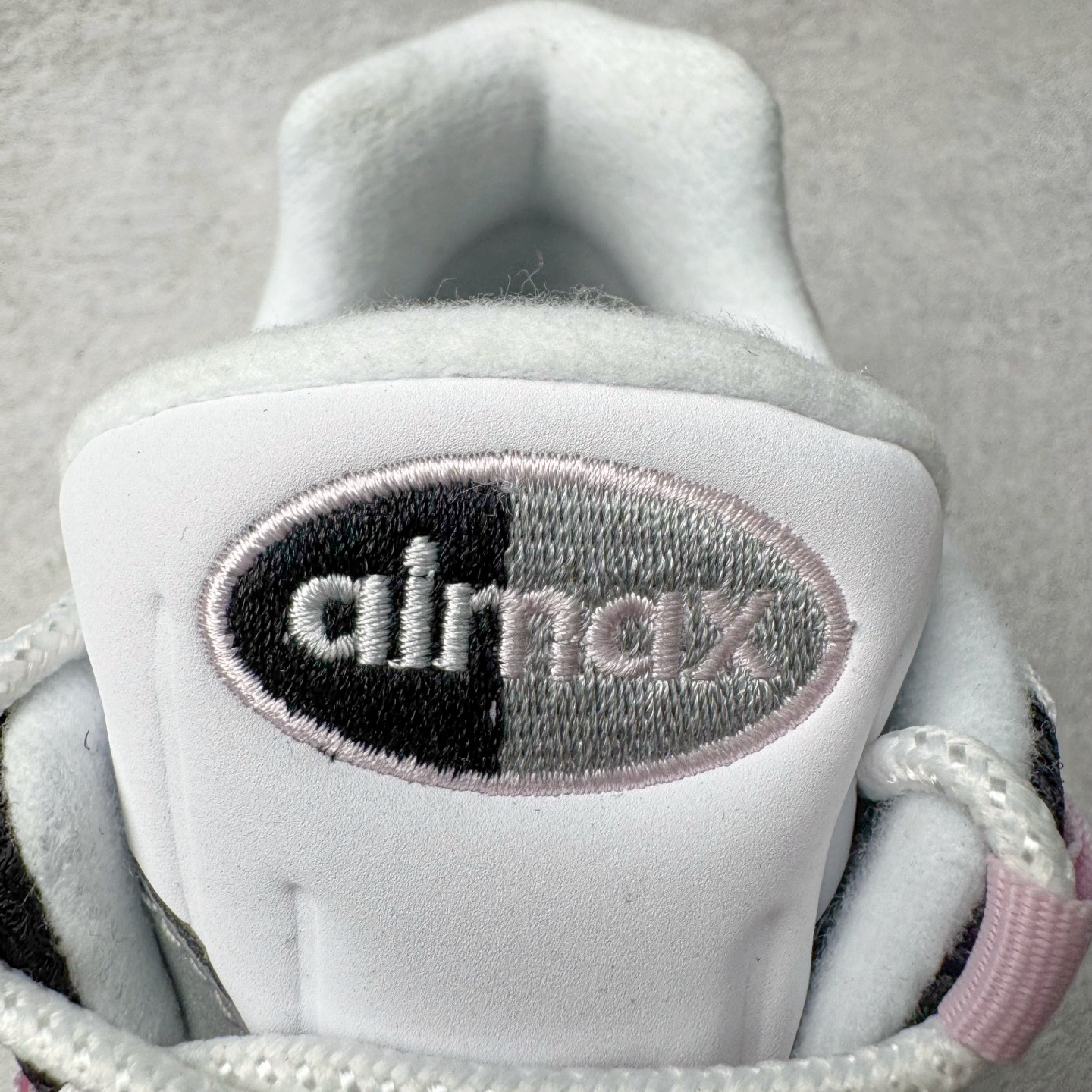 图片[13]-＃GX纯原 NK Air Max 95 复古减震气垫跑鞋 黑灰粉 CJ0588-001 经典重温 外单专供大厂出品 品质稳定 一百余色 终端操作 鞋款设计灵感源于人体构造 中底设计基于人体的脊柱构造 是整体设计的核心 尼龙孔眼代表了肋骨 而分层式面板和网眼象征着肌肉纤维和肉体组织 Air Max 95采用了两个独立的吹塑成型的Air-Sole单元 并首次在前掌使用可视化气垫设计 Swoosh logo夜当作一个 点符号放在了鞋子的后帮位置 20年的发展让 AIR MAX 95有了不同的故事 20年后再度面向世人的时候 焕然一新的面貌 让人有了另外一种清新脱俗的感觉 尺码：40 40.5 41 42 42.5 43 44 44.5 45 45.5 46 47.5 48.5-选品中心