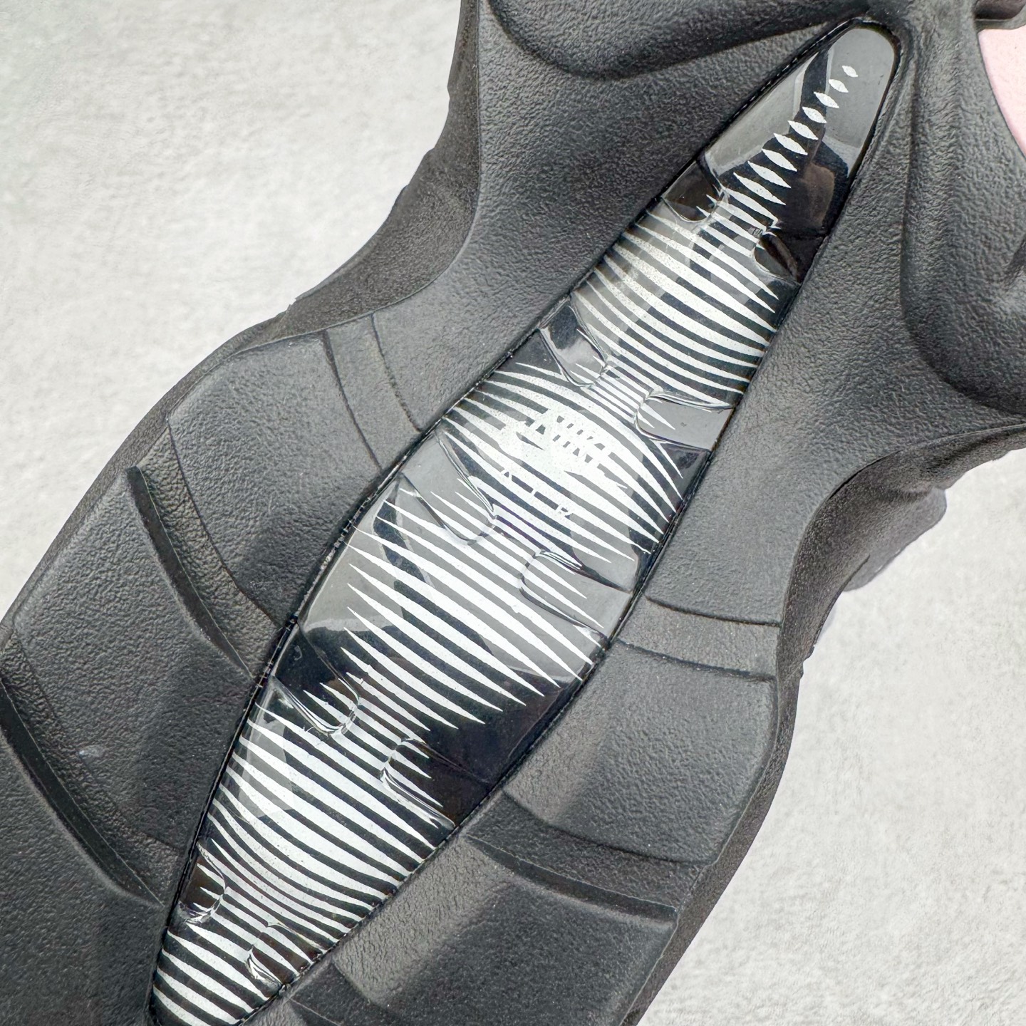 图片[20]-＃GX纯原 NK Air Max 95 复古减震气垫跑鞋 黑灰粉 CJ0588-001 经典重温 外单专供大厂出品 品质稳定 一百余色 终端操作 鞋款设计灵感源于人体构造 中底设计基于人体的脊柱构造 是整体设计的核心 尼龙孔眼代表了肋骨 而分层式面板和网眼象征着肌肉纤维和肉体组织 Air Max 95采用了两个独立的吹塑成型的Air-Sole单元 并首次在前掌使用可视化气垫设计 Swoosh logo夜当作一个 点符号放在了鞋子的后帮位置 20年的发展让 AIR MAX 95有了不同的故事 20年后再度面向世人的时候 焕然一新的面貌 让人有了另外一种清新脱俗的感觉 尺码：40 40.5 41 42 42.5 43 44 44.5 45 45.5 46 47.5 48.5-选品中心