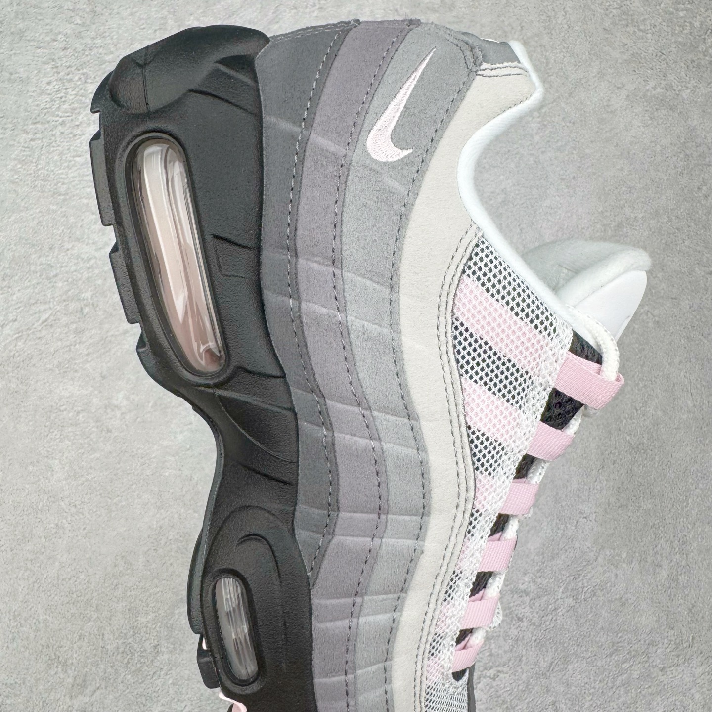 图片[6]-＃GX纯原 NK Air Max 95 复古减震气垫跑鞋 黑灰粉 CJ0588-001 经典重温 外单专供大厂出品 品质稳定 一百余色 终端操作 鞋款设计灵感源于人体构造 中底设计基于人体的脊柱构造 是整体设计的核心 尼龙孔眼代表了肋骨 而分层式面板和网眼象征着肌肉纤维和肉体组织 Air Max 95采用了两个独立的吹塑成型的Air-Sole单元 并首次在前掌使用可视化气垫设计 Swoosh logo夜当作一个 点符号放在了鞋子的后帮位置 20年的发展让 AIR MAX 95有了不同的故事 20年后再度面向世人的时候 焕然一新的面貌 让人有了另外一种清新脱俗的感觉 尺码：40 40.5 41 42 42.5 43 44 44.5 45 45.5 46 47.5 48.5-选品中心