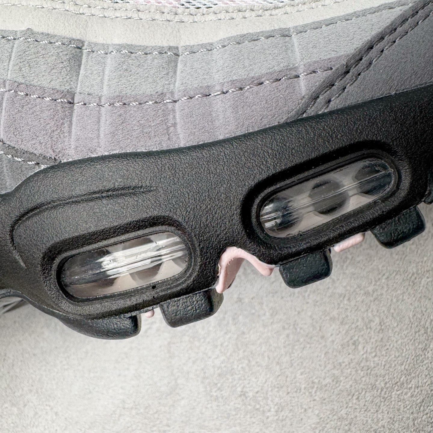 图片[18]-＃GX纯原 NK Air Max 95 复古减震气垫跑鞋 黑灰粉 CJ0588-001 经典重温 外单专供大厂出品 品质稳定 一百余色 终端操作 鞋款设计灵感源于人体构造 中底设计基于人体的脊柱构造 是整体设计的核心 尼龙孔眼代表了肋骨 而分层式面板和网眼象征着肌肉纤维和肉体组织 Air Max 95采用了两个独立的吹塑成型的Air-Sole单元 并首次在前掌使用可视化气垫设计 Swoosh logo夜当作一个 点符号放在了鞋子的后帮位置 20年的发展让 AIR MAX 95有了不同的故事 20年后再度面向世人的时候 焕然一新的面貌 让人有了另外一种清新脱俗的感觉 尺码：40 40.5 41 42 42.5 43 44 44.5 45 45.5 46 47.5 48.5-选品中心