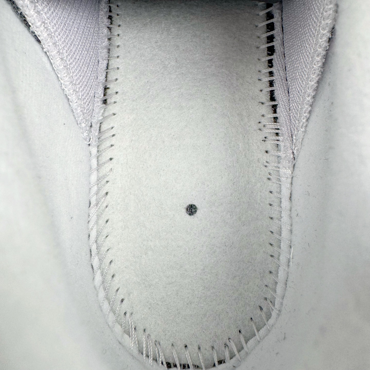 图片[10]-＃GX纯原 NK Air Max 95 复古减震气垫跑鞋 黑灰粉 CJ0588-001 经典重温 外单专供大厂出品 品质稳定 一百余色 终端操作 鞋款设计灵感源于人体构造 中底设计基于人体的脊柱构造 是整体设计的核心 尼龙孔眼代表了肋骨 而分层式面板和网眼象征着肌肉纤维和肉体组织 Air Max 95采用了两个独立的吹塑成型的Air-Sole单元 并首次在前掌使用可视化气垫设计 Swoosh logo夜当作一个 点符号放在了鞋子的后帮位置 20年的发展让 AIR MAX 95有了不同的故事 20年后再度面向世人的时候 焕然一新的面貌 让人有了另外一种清新脱俗的感觉 尺码：40 40.5 41 42 42.5 43 44 44.5 45 45.5 46 47.5 48.5-选品中心